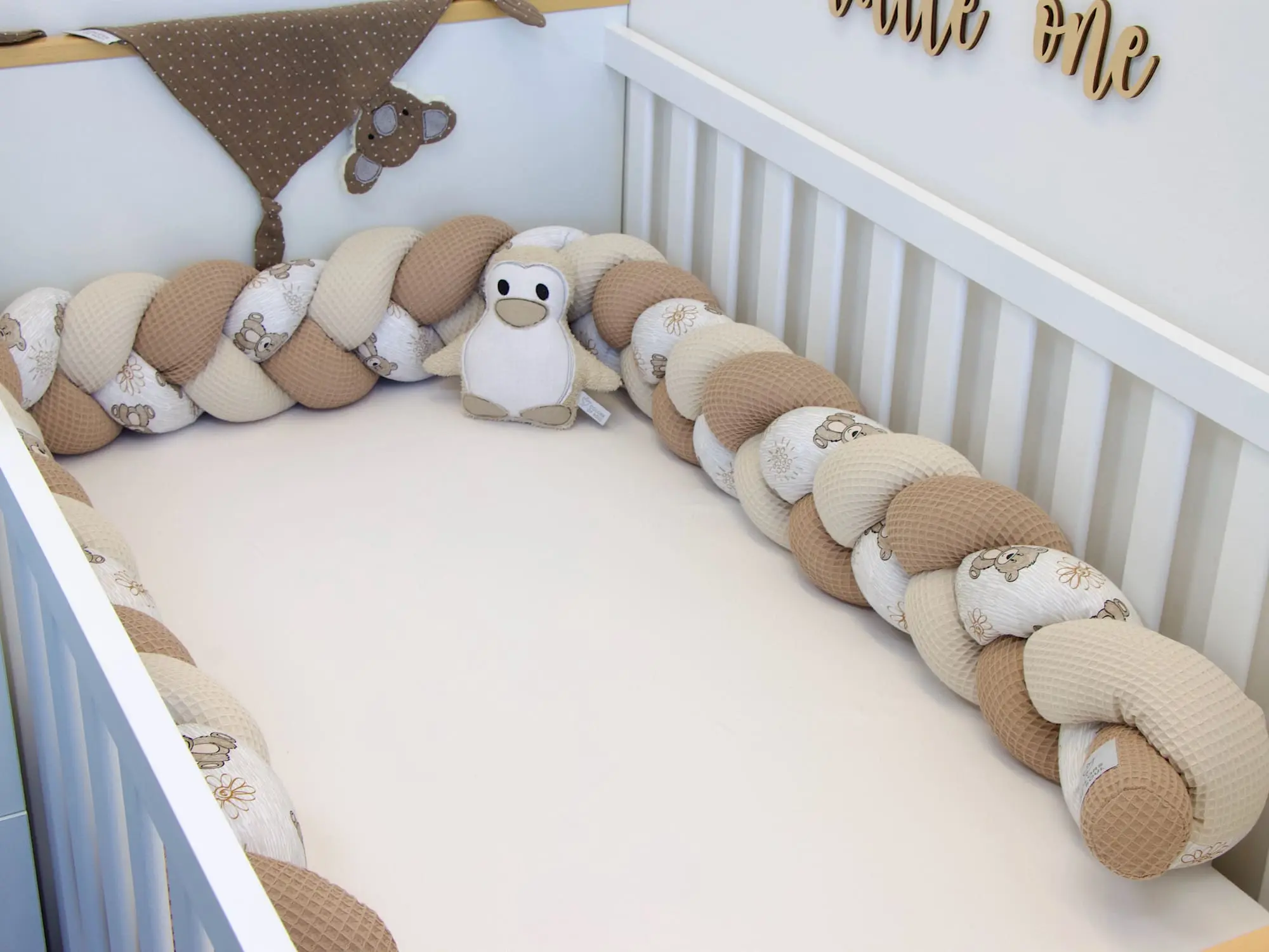 Geflochtene Nestchenschlange mit Bärchenmuster und Waffelpique Natur im Babyzimmer