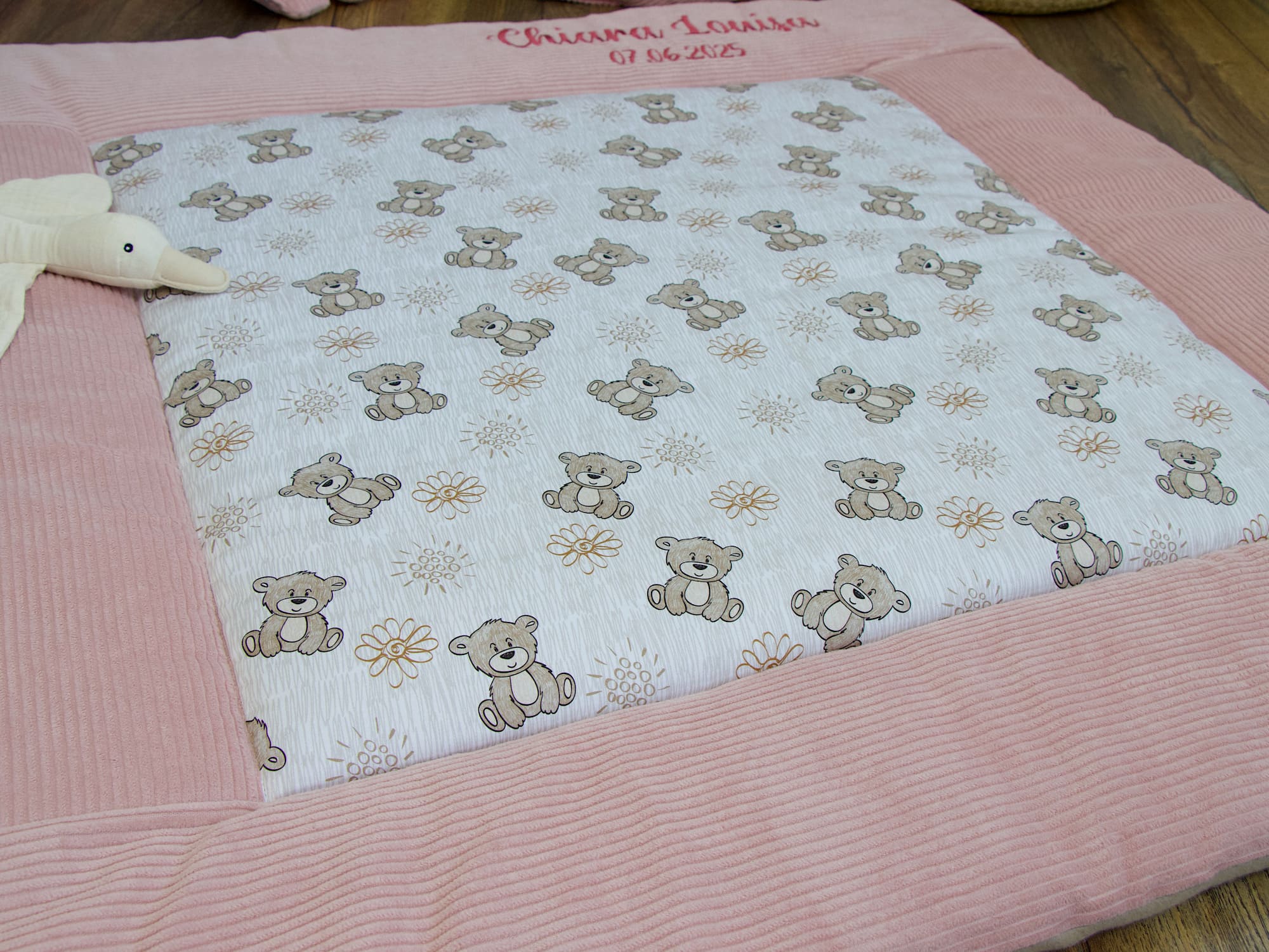 Personalisierte Krabbeldecke mit Namen und Datum - Cord altrosa / niedliche Bärchen
