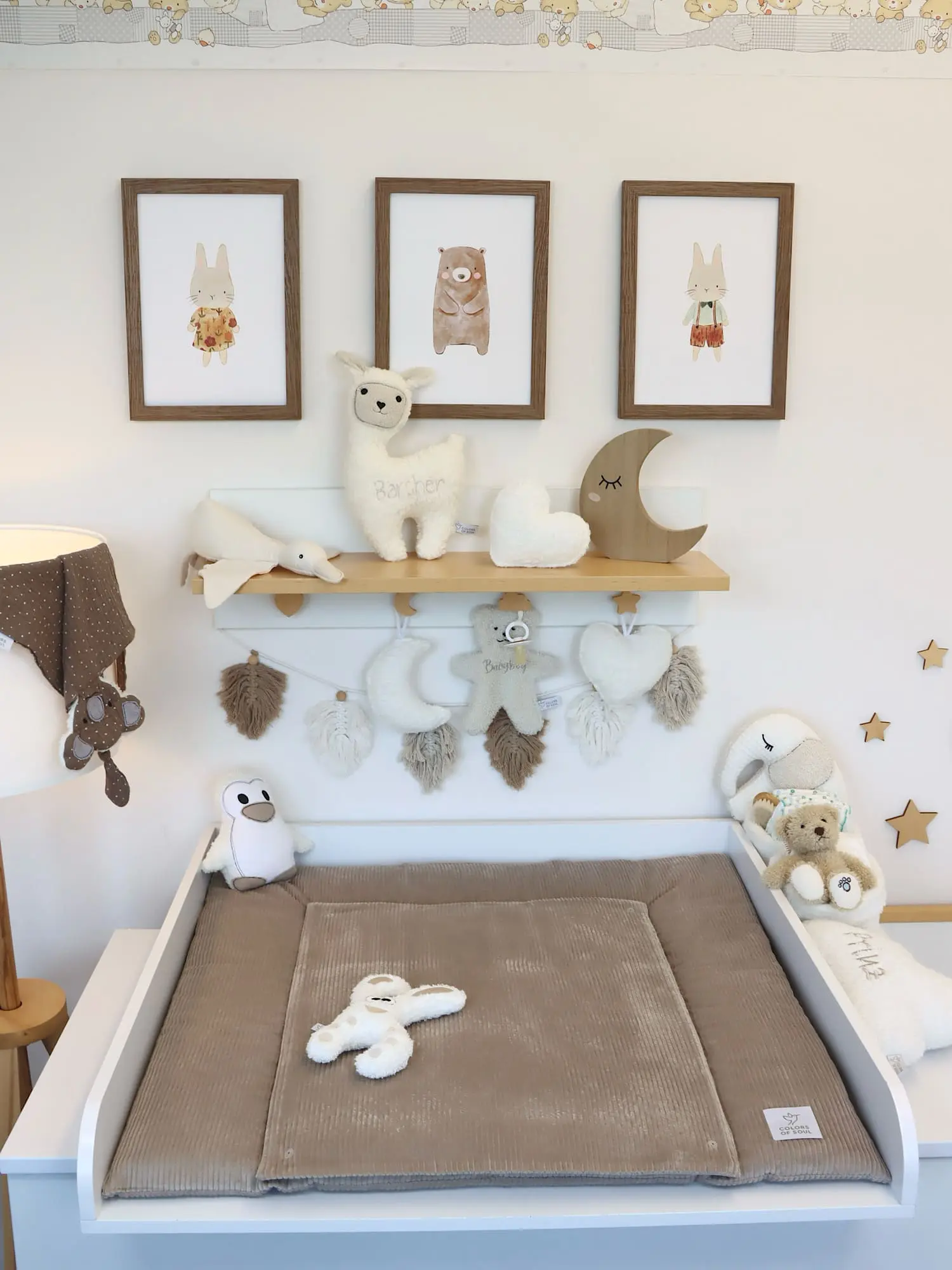 Handgefertigte Wickelauflage aus Cord Beige mit passender Wechselauflage und liebevoller Babyzimmer Dekoration