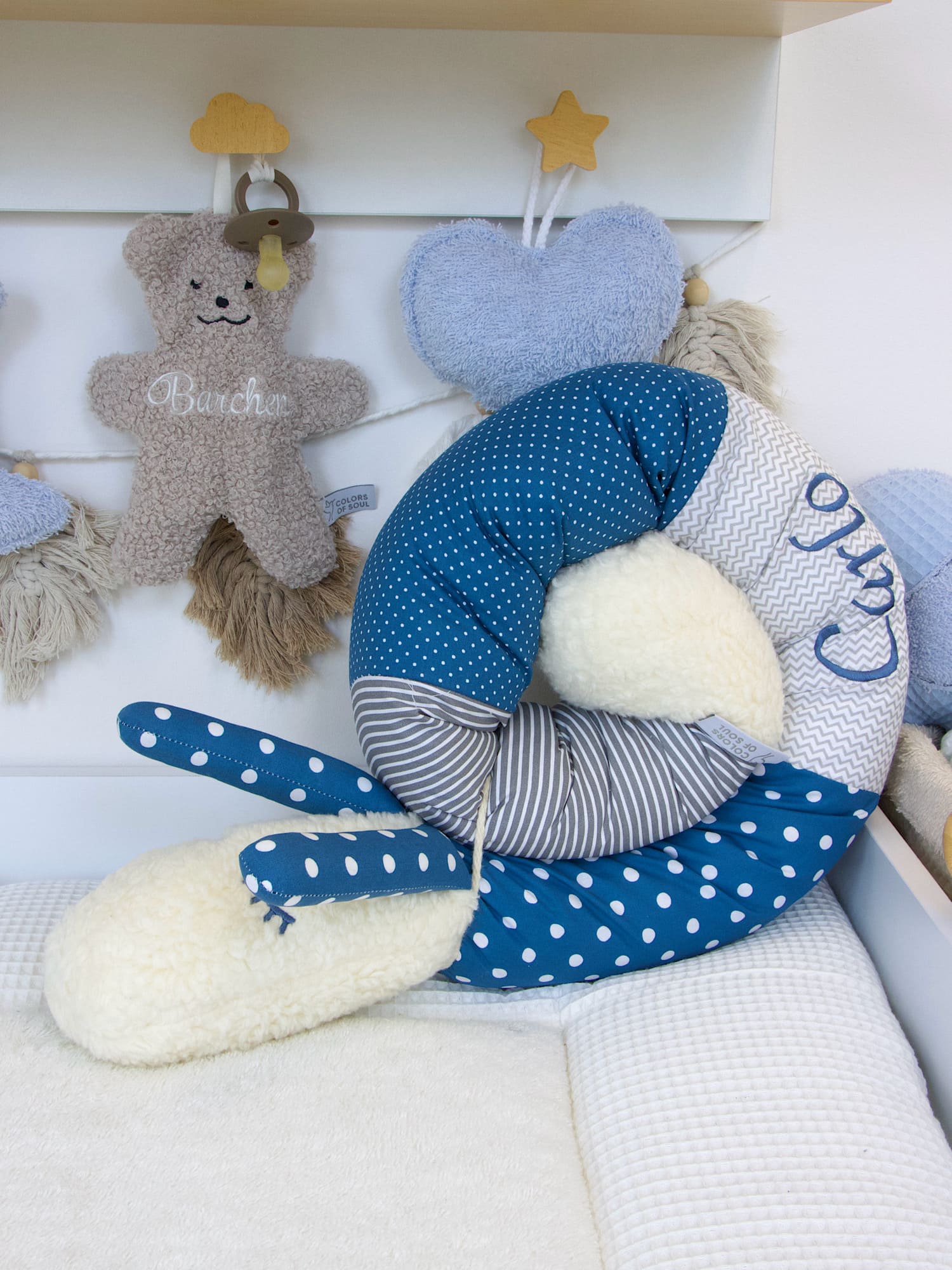 Handgemachte Bettschnecke Blau Grau eingerollt im Babybett – Punkte und Zickzackmuster