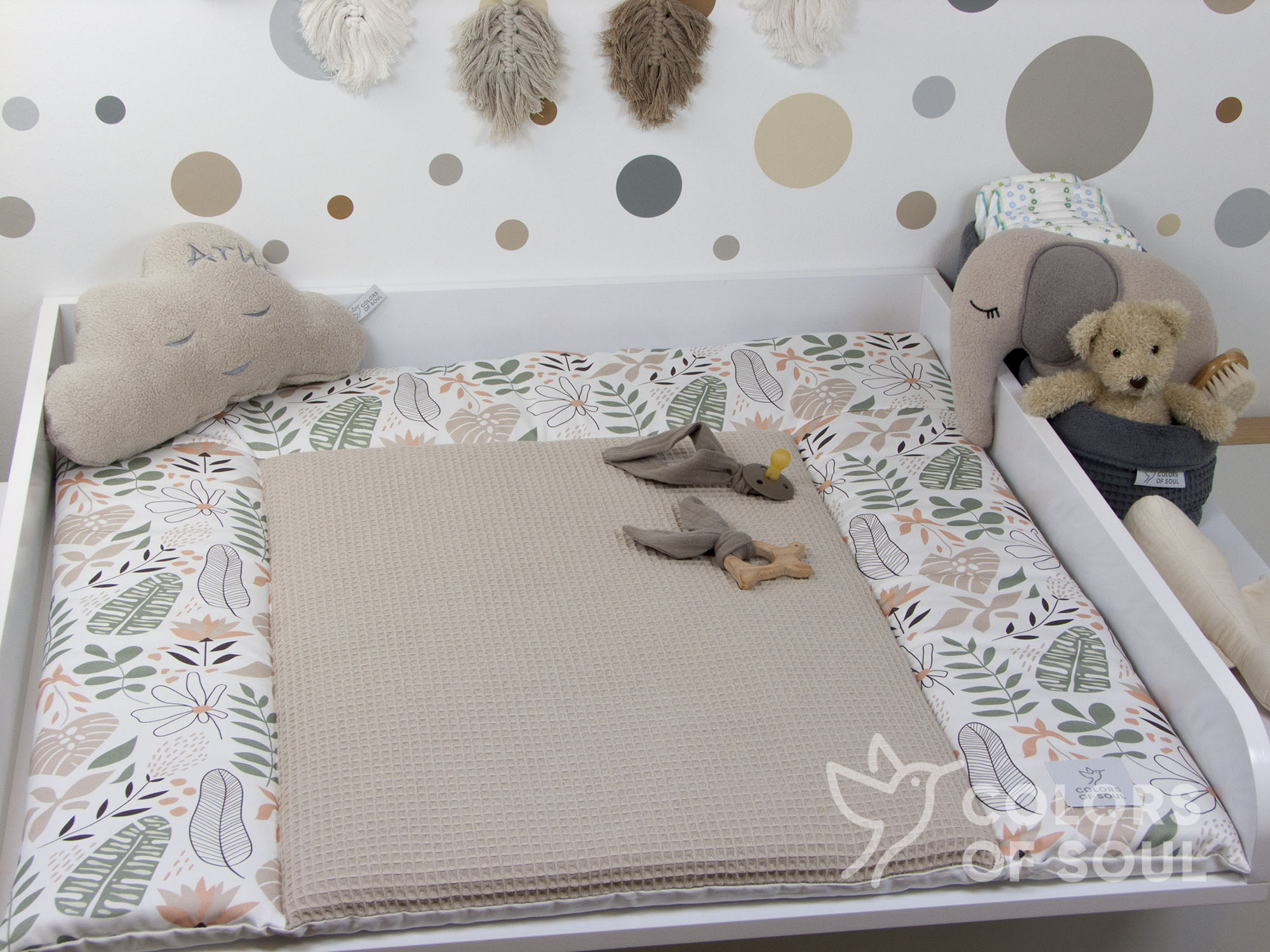 Handgefertigte Wickelauflage mit Motiv „Tropical Blumen pastell“ und Waffelpique in Beige