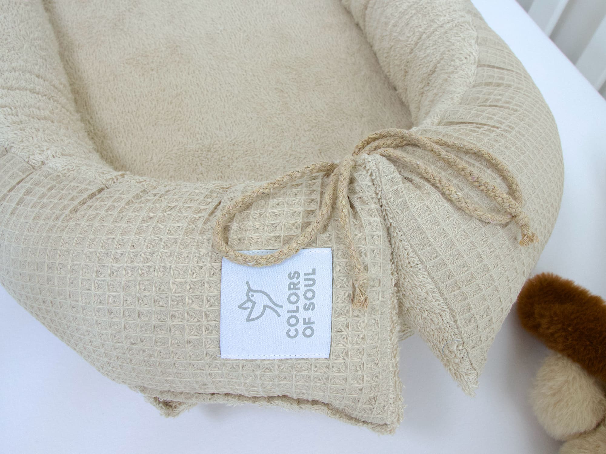 Babynest Beige mit strukturierter Waffelpique-Umrandung & flauschiger Frottee-Liegefläche