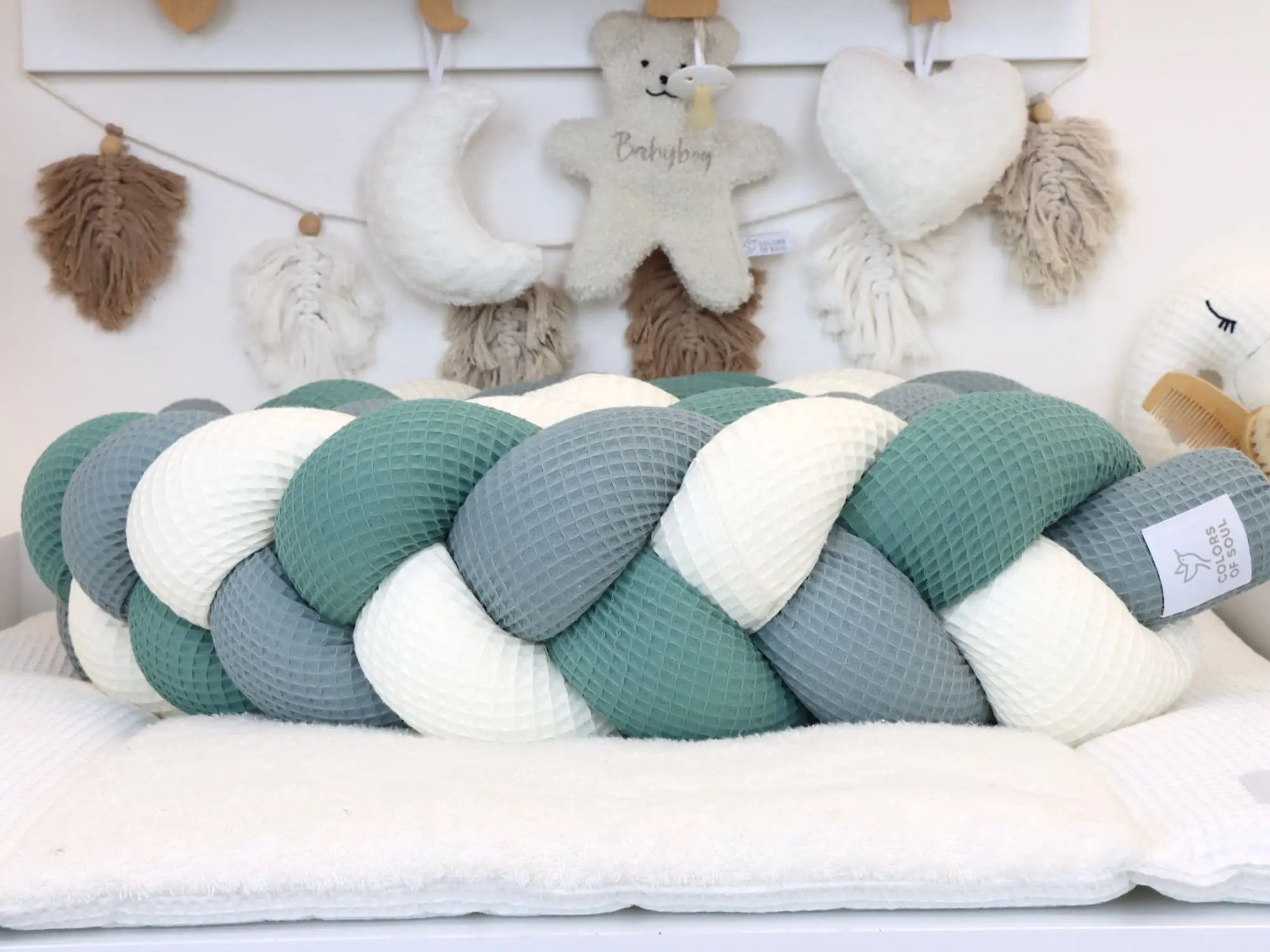 Bettschlange aus Waffelpique in Grün Creme und Dusty Altmint als Bettumrandung