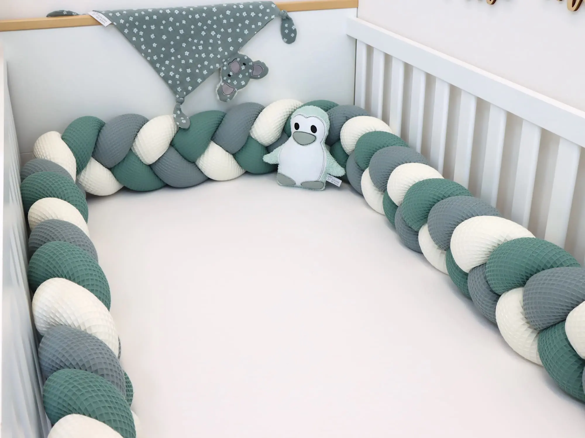 Geflochtene Bettumrandung in Creme Altgrün Dusty Altmint mit passender Babyzimmer Deko