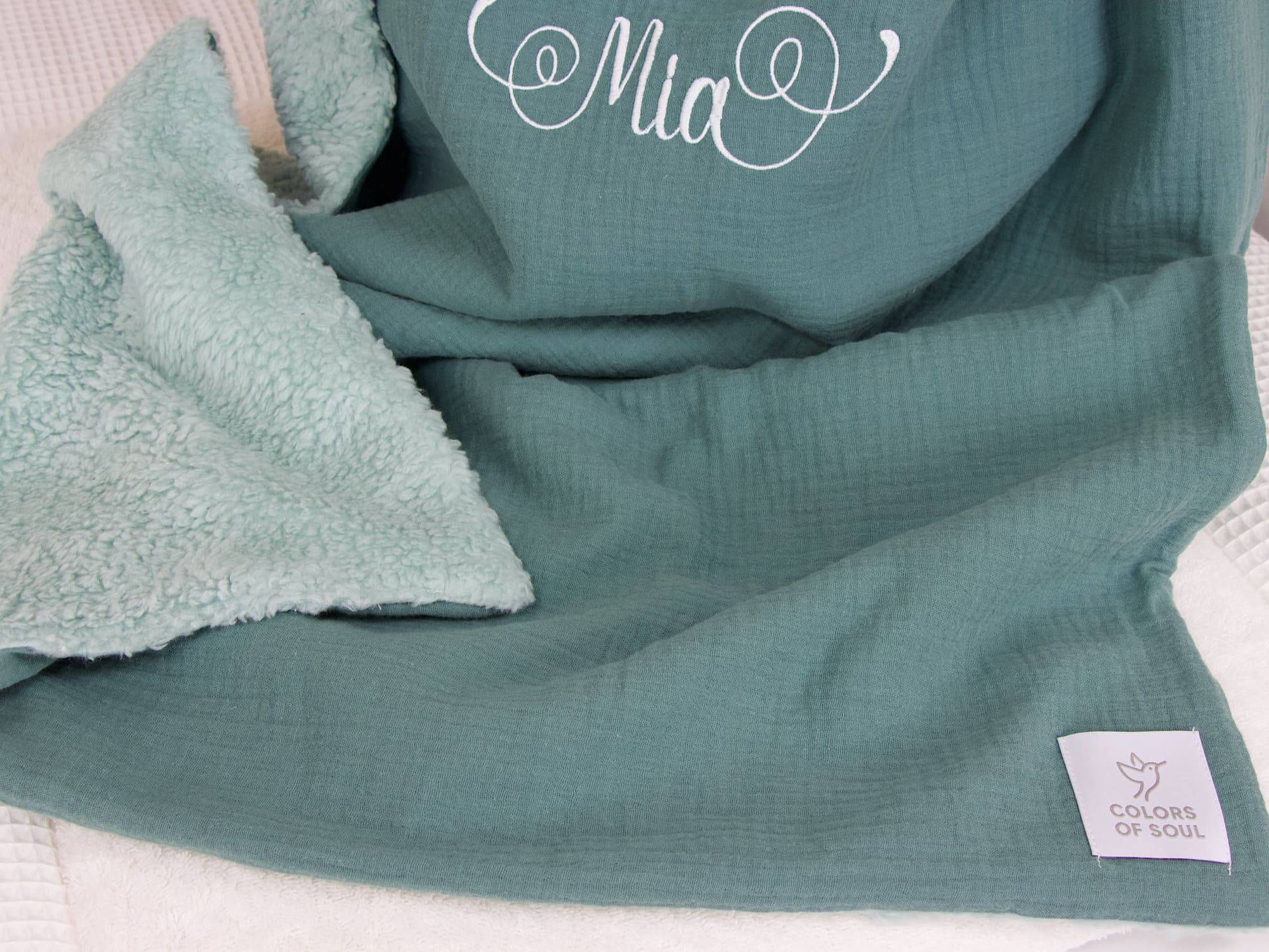 Innenansicht der Decke: kuscheliger Teddyplüsch in Mint und weicher Musselin in Dunkelmint mit Namensstickerei