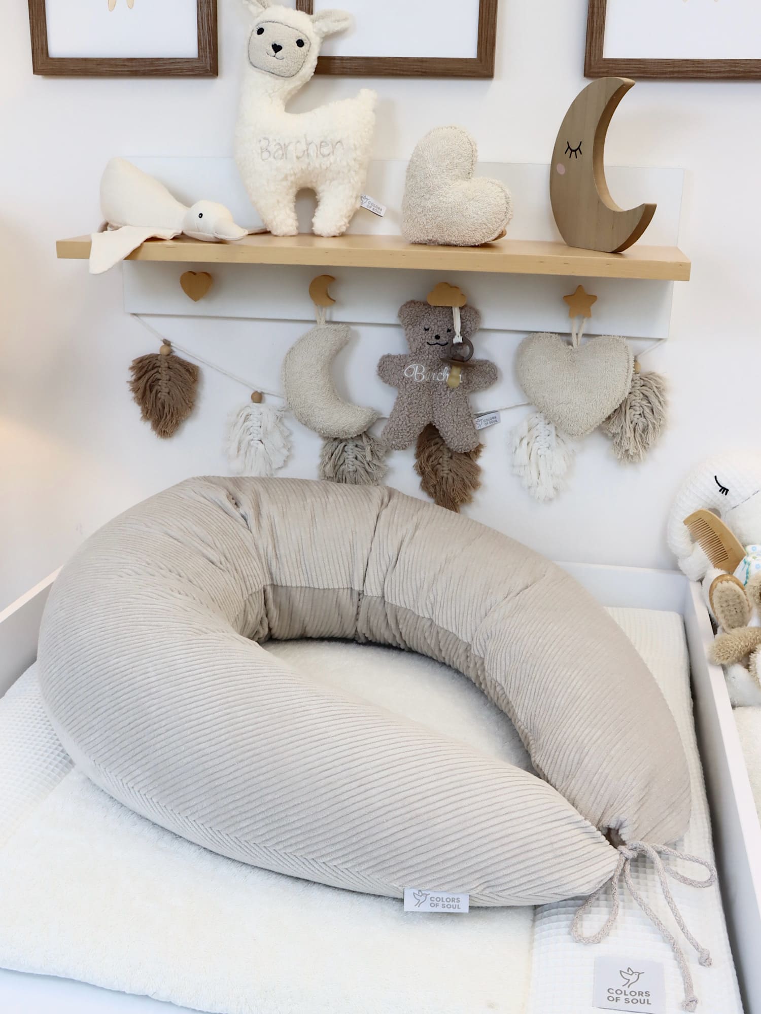Stillkissen XXL Cord Hellbeige und Altrosa im Kinderbett – harmonische Farbvarianten
