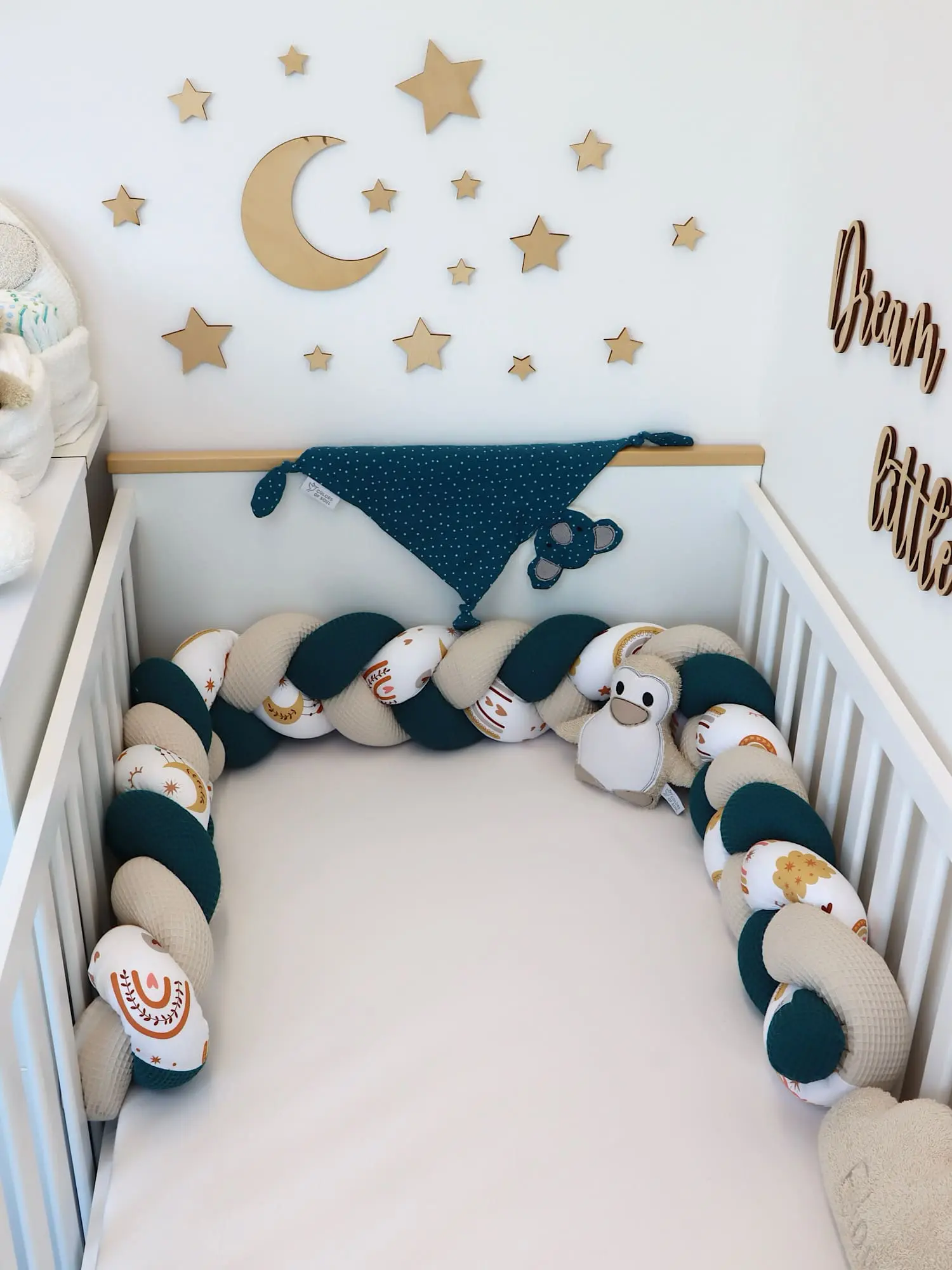 Geflochtene Bettschlange Baby Boho Regenbogen als Bettumrandung im weißen Babybett