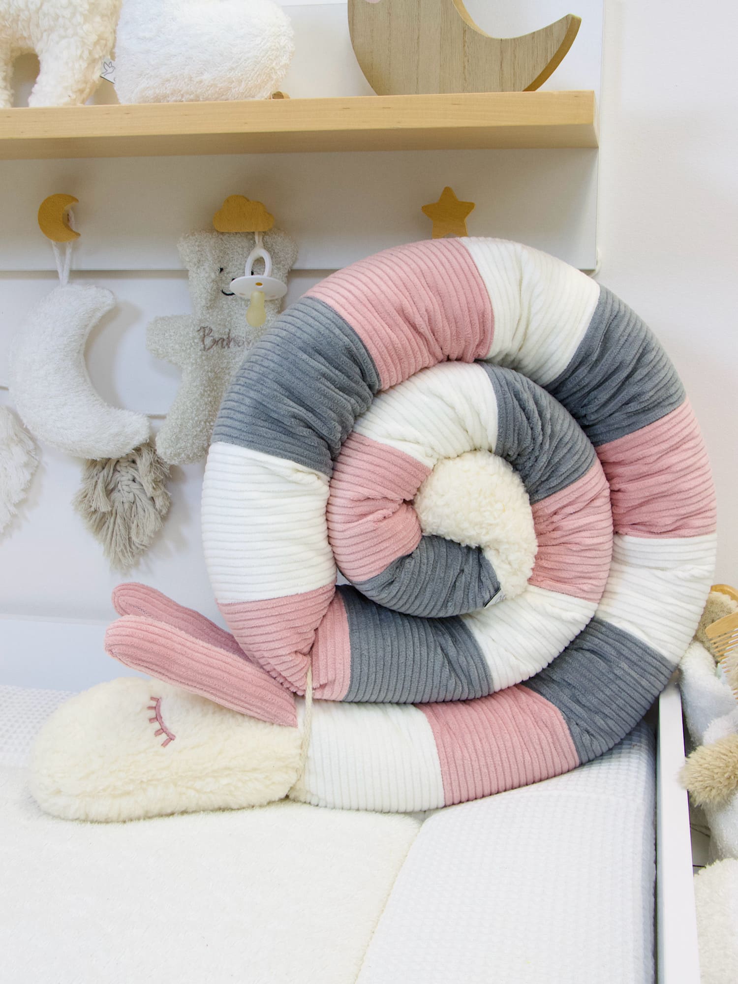 Puckschnecke in Creme, Altrosa und Grau aus Cord mit kuscheligem Schneckenkopf