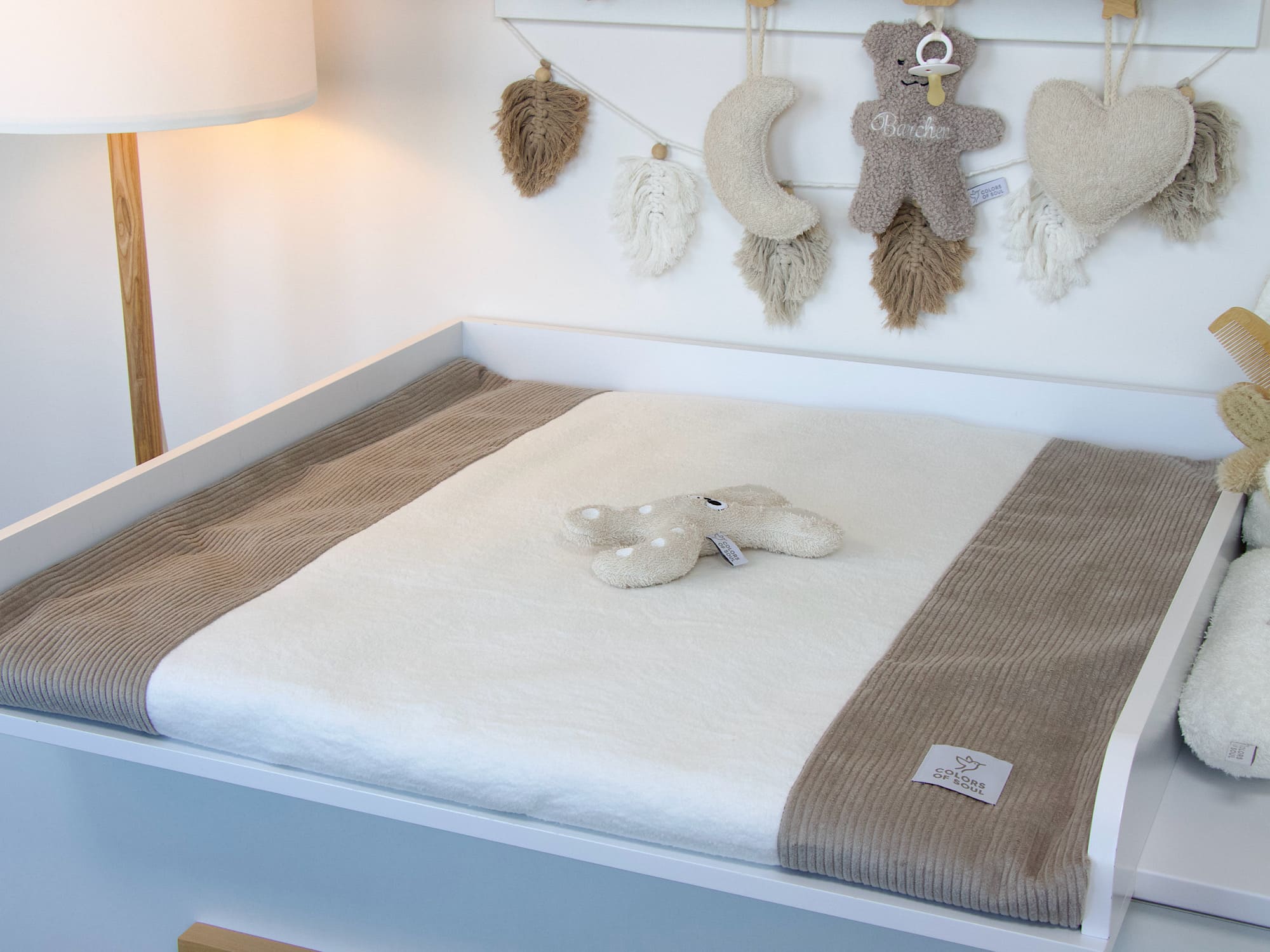 Babyzimmer Wickelplatz in natürlicher Beige Creme Optik