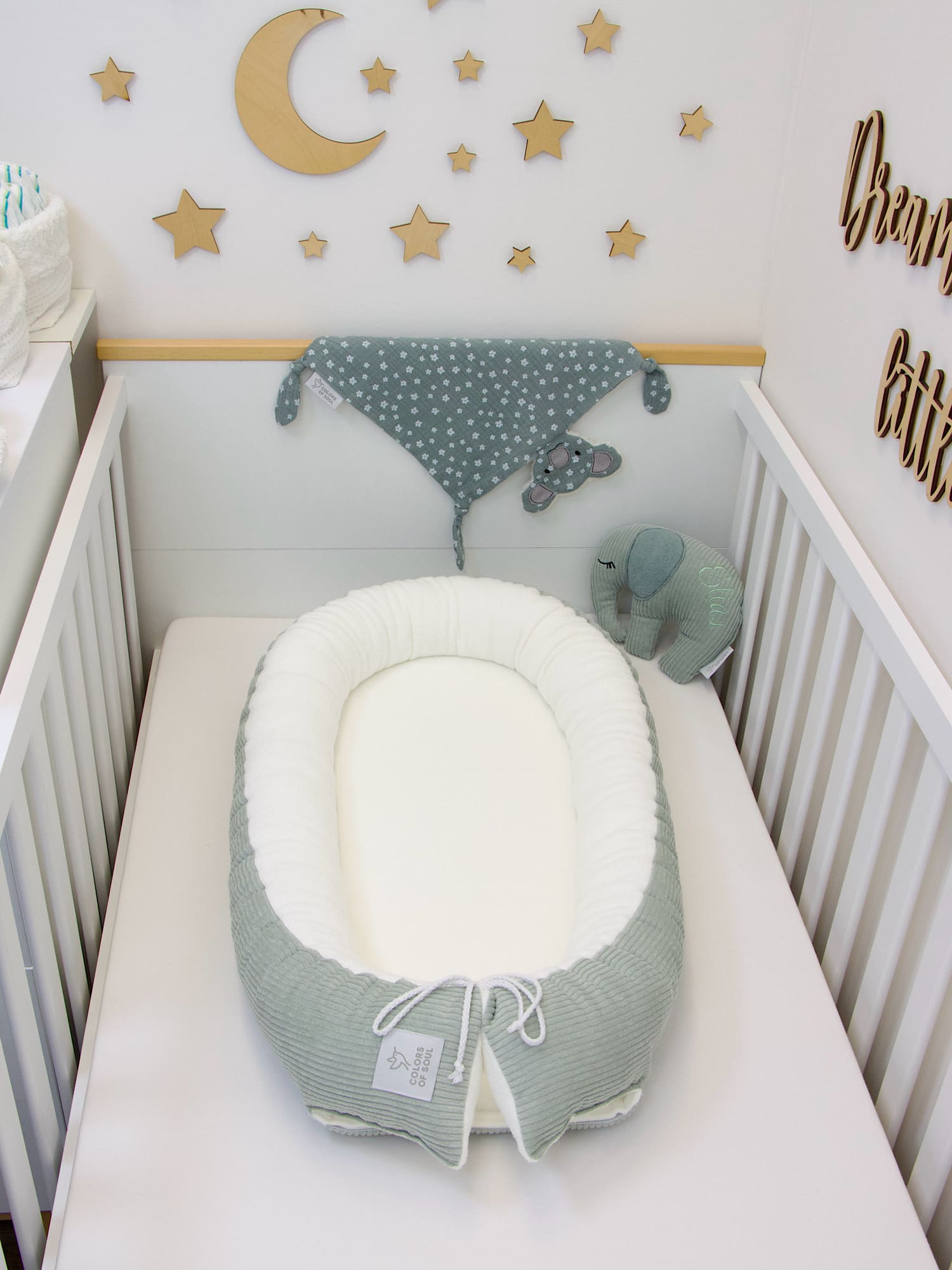 Baby Nest und Bettrolle in modernen Naturtönen