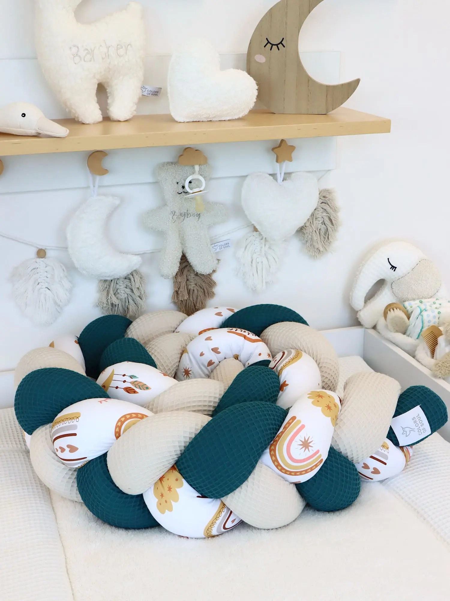 Geflochtene Bettschlange Baby Boho Regenbogen in Petrol und Natur im Babyzimmer