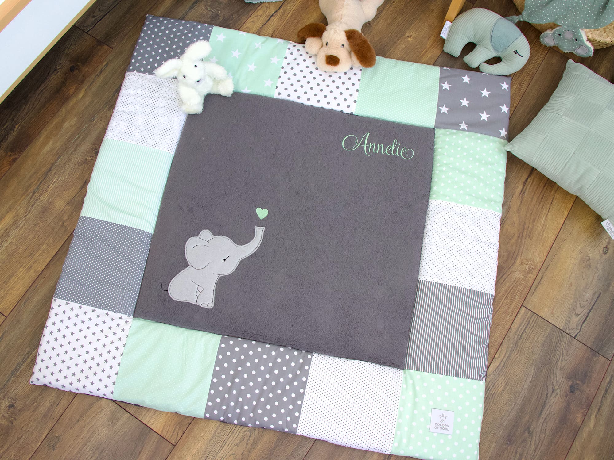 Individuelle Patchwork Krabbeldecke – personalisiert mit Namen, Farben Grau, Mint und Weiß
