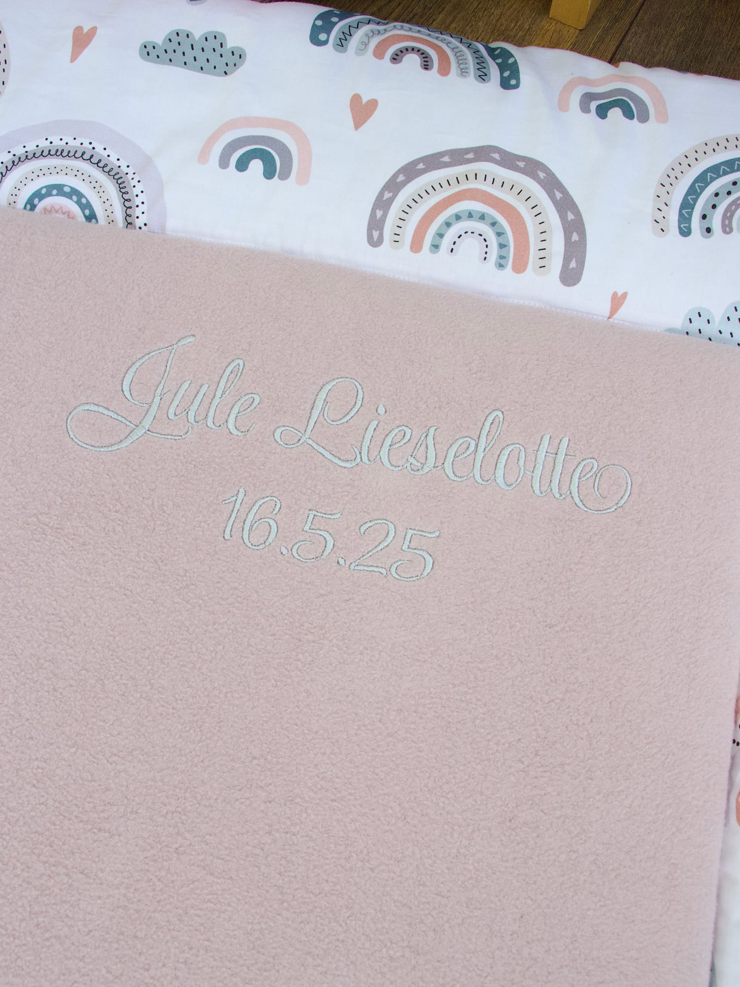 Personalisierte Krabbeldecke - pastell Regenbogen und Herzen / Baumwollfleece altrosa