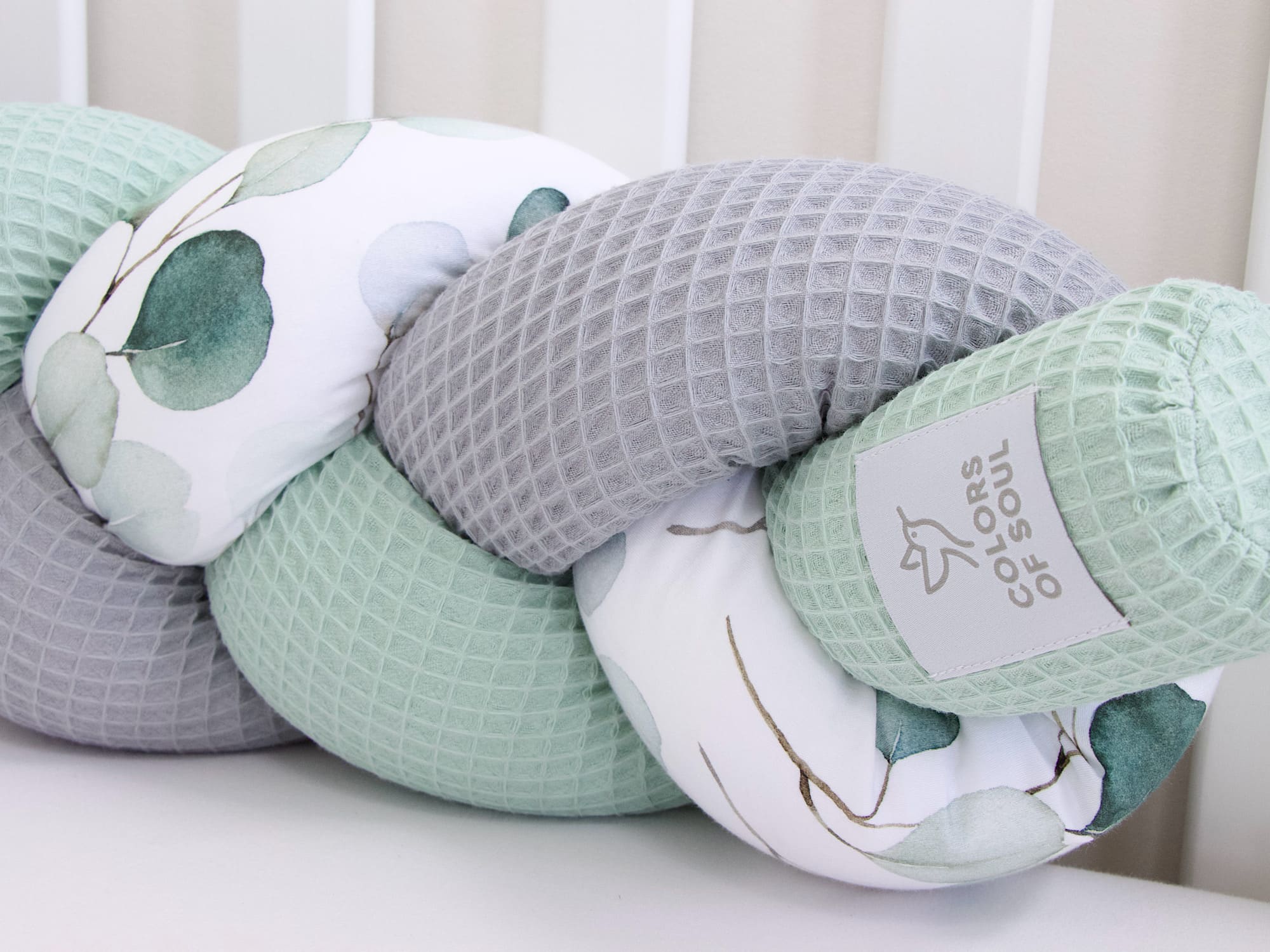 Detailaufnahme Bettschlange Hellmint Grau – natürliche Farben & Eukalyptusmuster