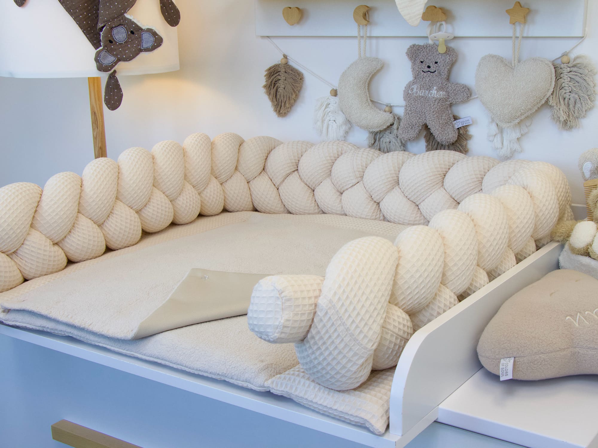 Detailansicht: Struktur des Waffelpique-Stoffs in hellbeige