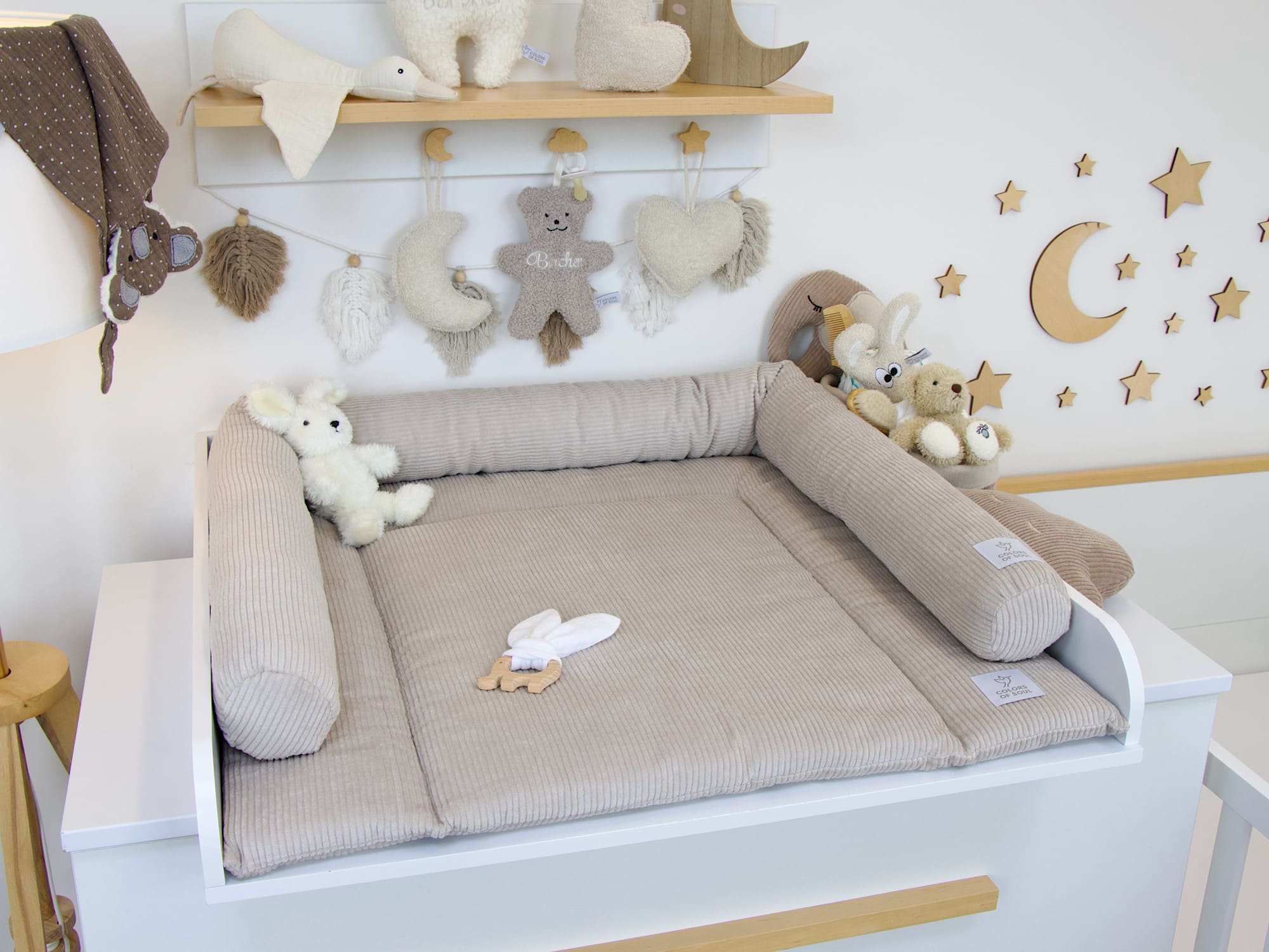 Natürliche Wickelauflage mit Bettschlange im Boho Stil