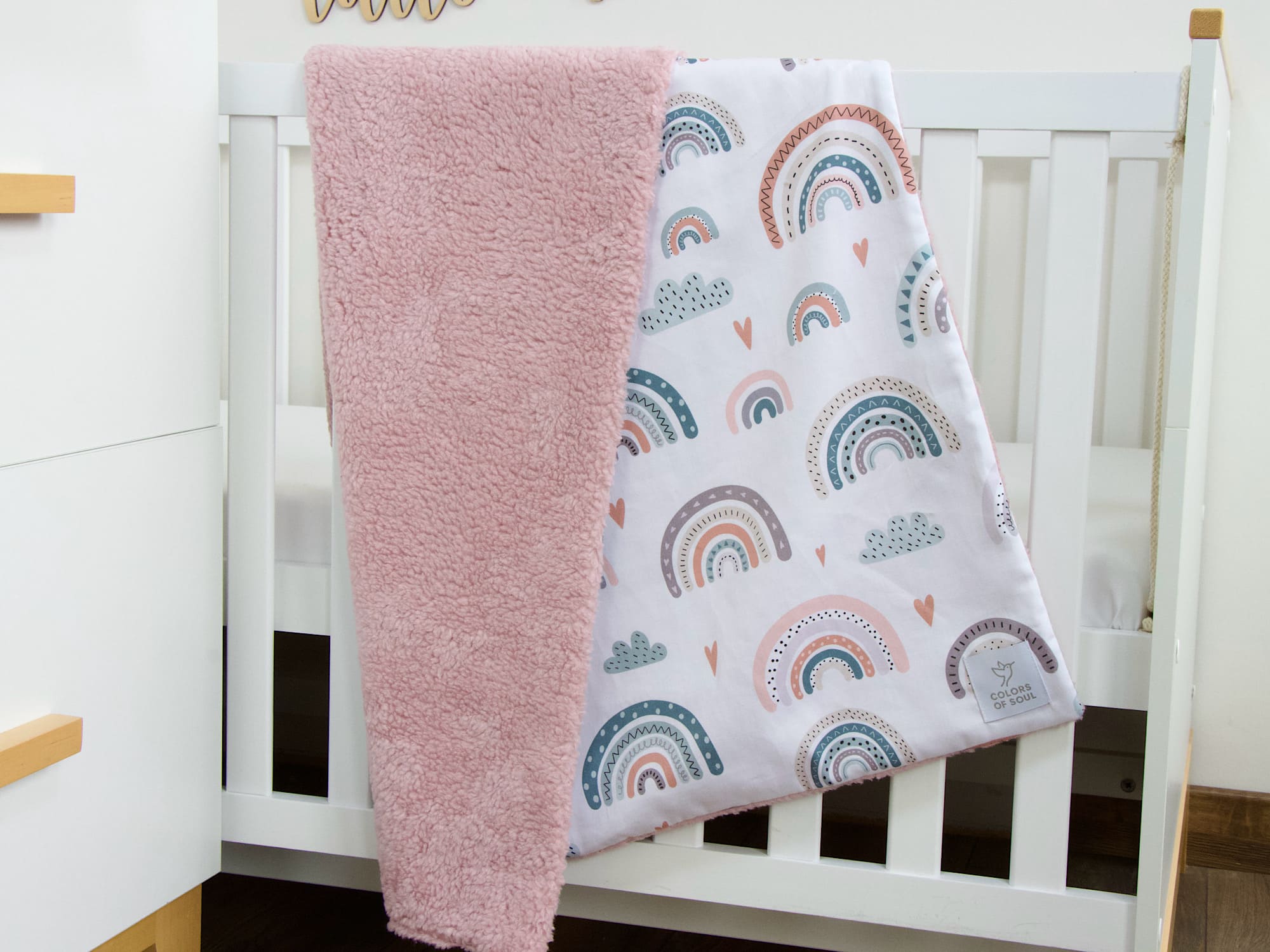 Babydecke aus Musselin Baumwolle mit Pastell Regenbogen Muster und Teddyplüsch Altrosa