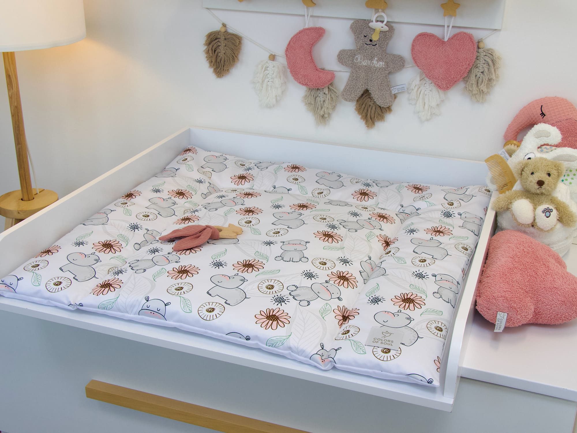 Wickelauflage mit niedlichen Nilpferden und Blumen – liebevolles Babyzimmer-Design