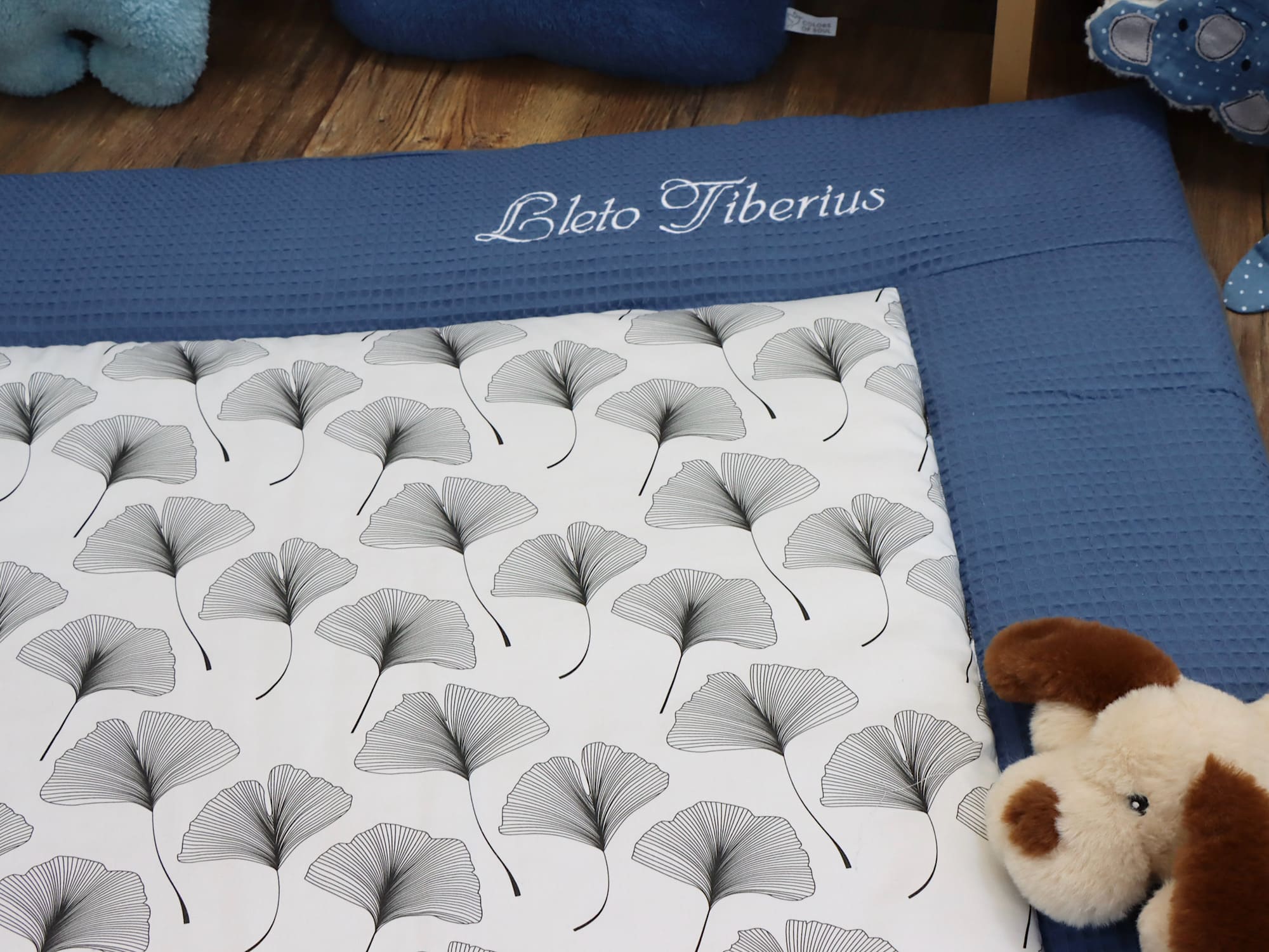 Krabbeldecke Baby personalisiert Jeansblau Ginkgo Blätter Übersicht