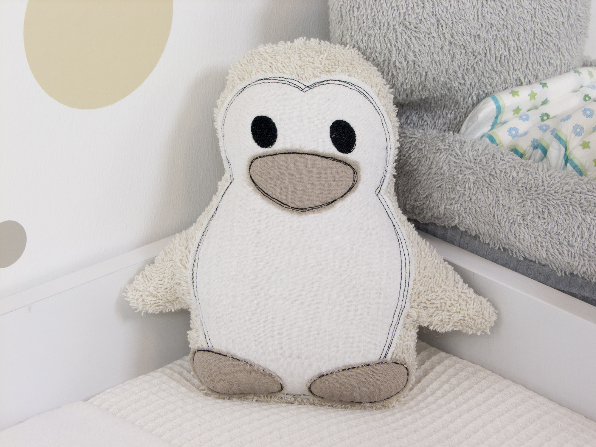 Personalisiertes Kuscheltier Pinguin aus Frottee in Light Sand – handgemacht für Babys
