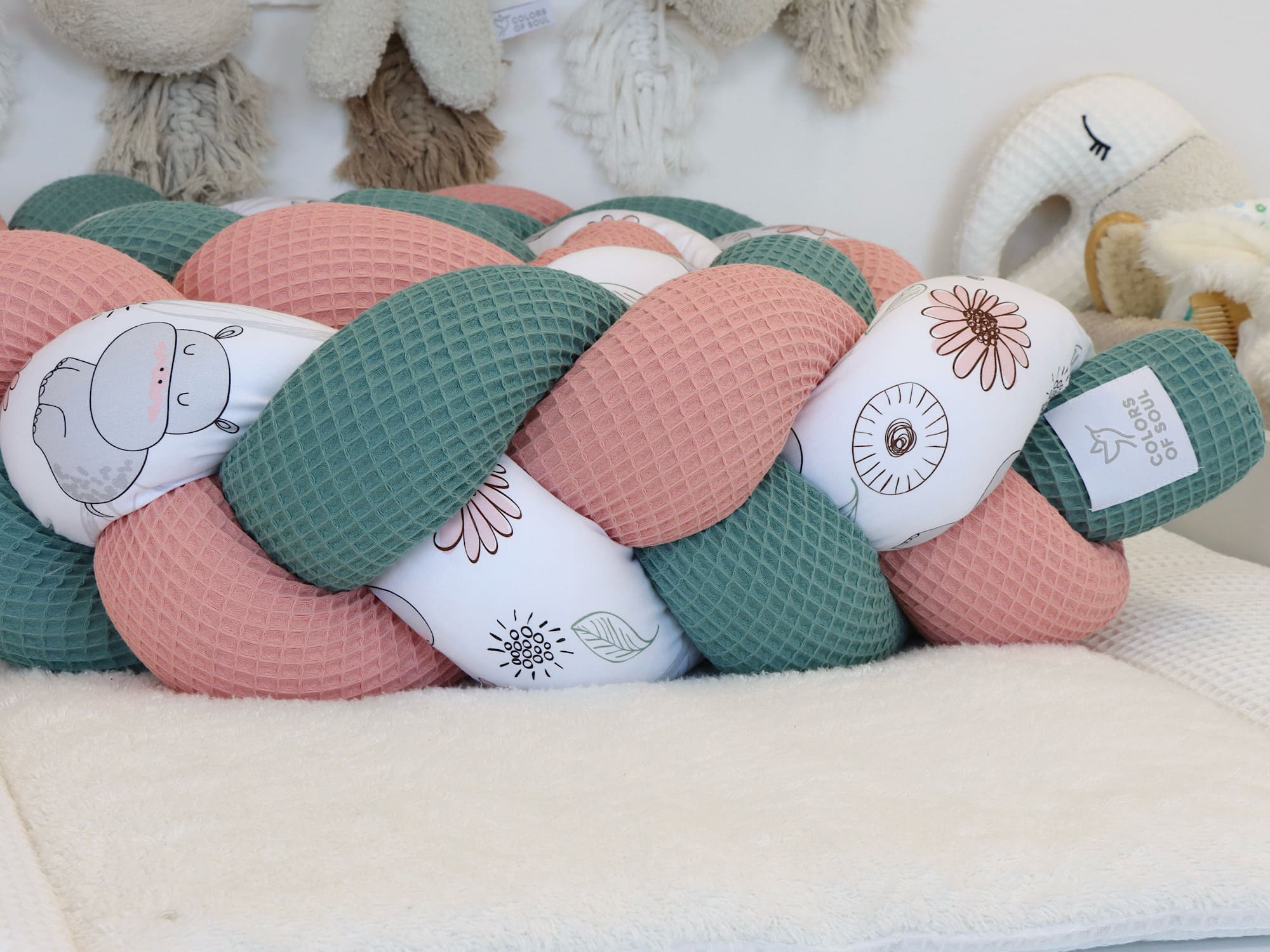 Geflochtene Bettschlange – niedliche Nilpferde & Waffelpique blush, altgrün für das Babyzimmer