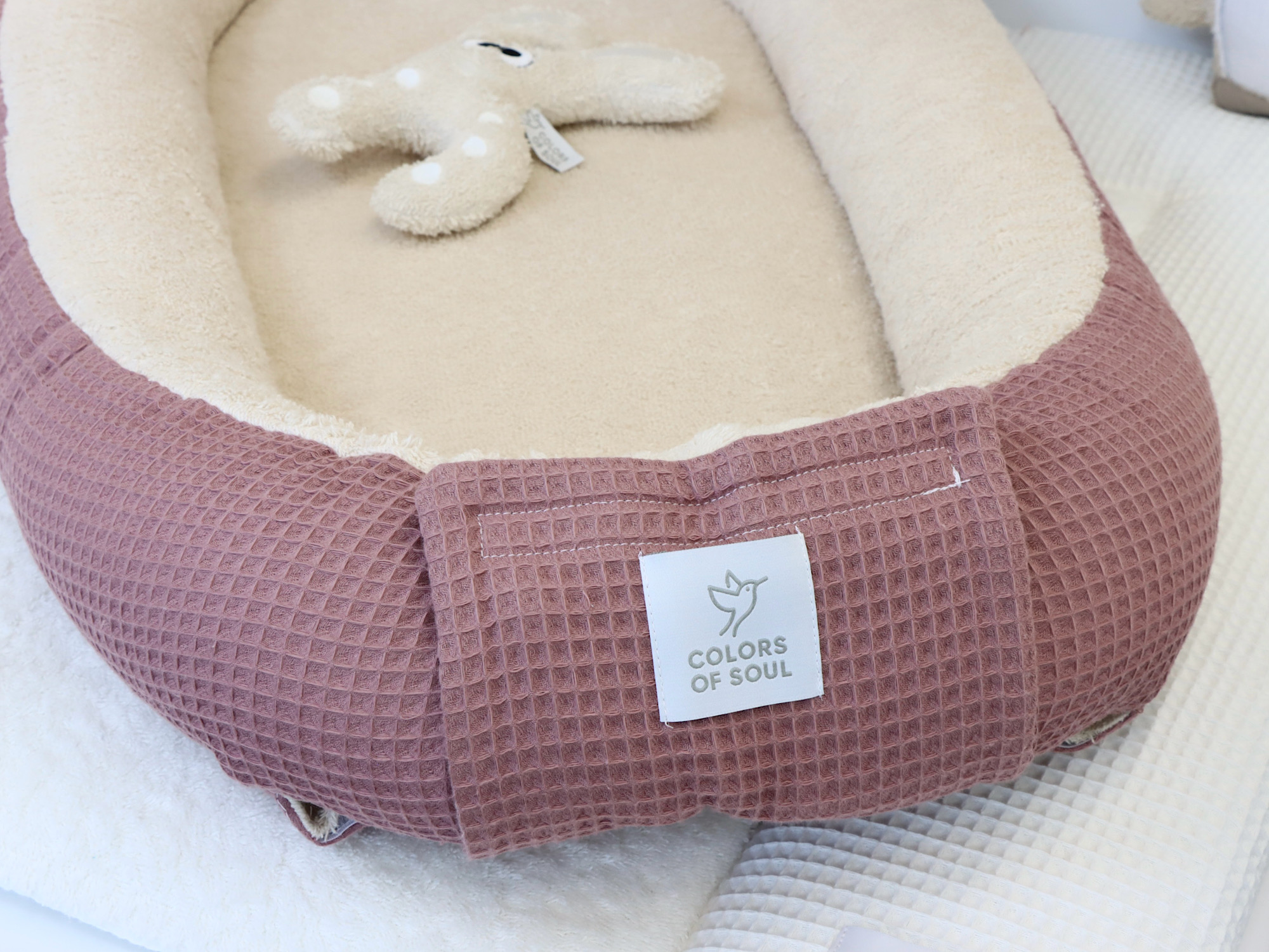 Kuschelige Liegefläche aus Frottee Light Sand im Babynest