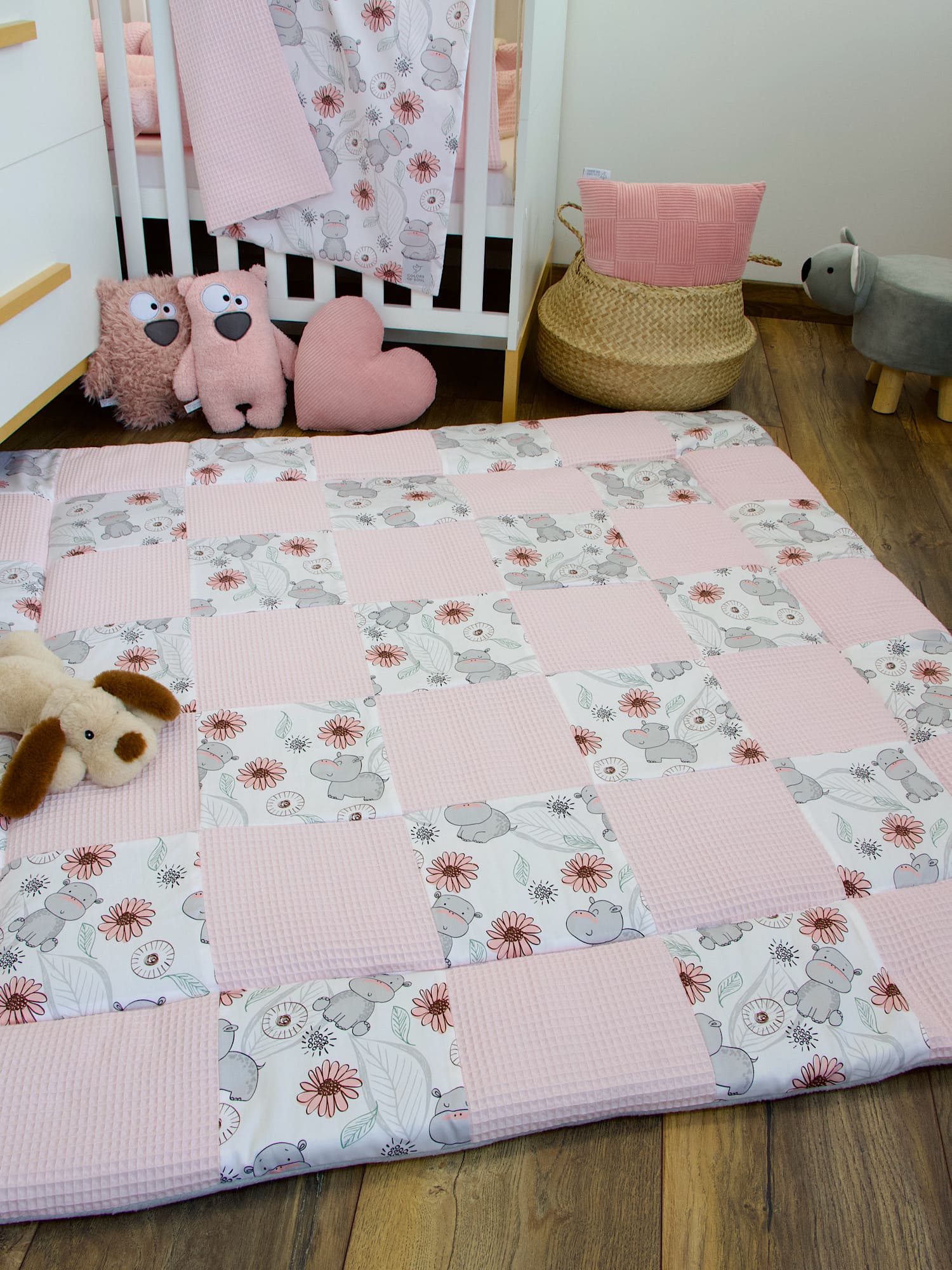 Patchwork Krabbeldecke mit Namen - Waffelpique hellrosa / niedliche Nilpferde