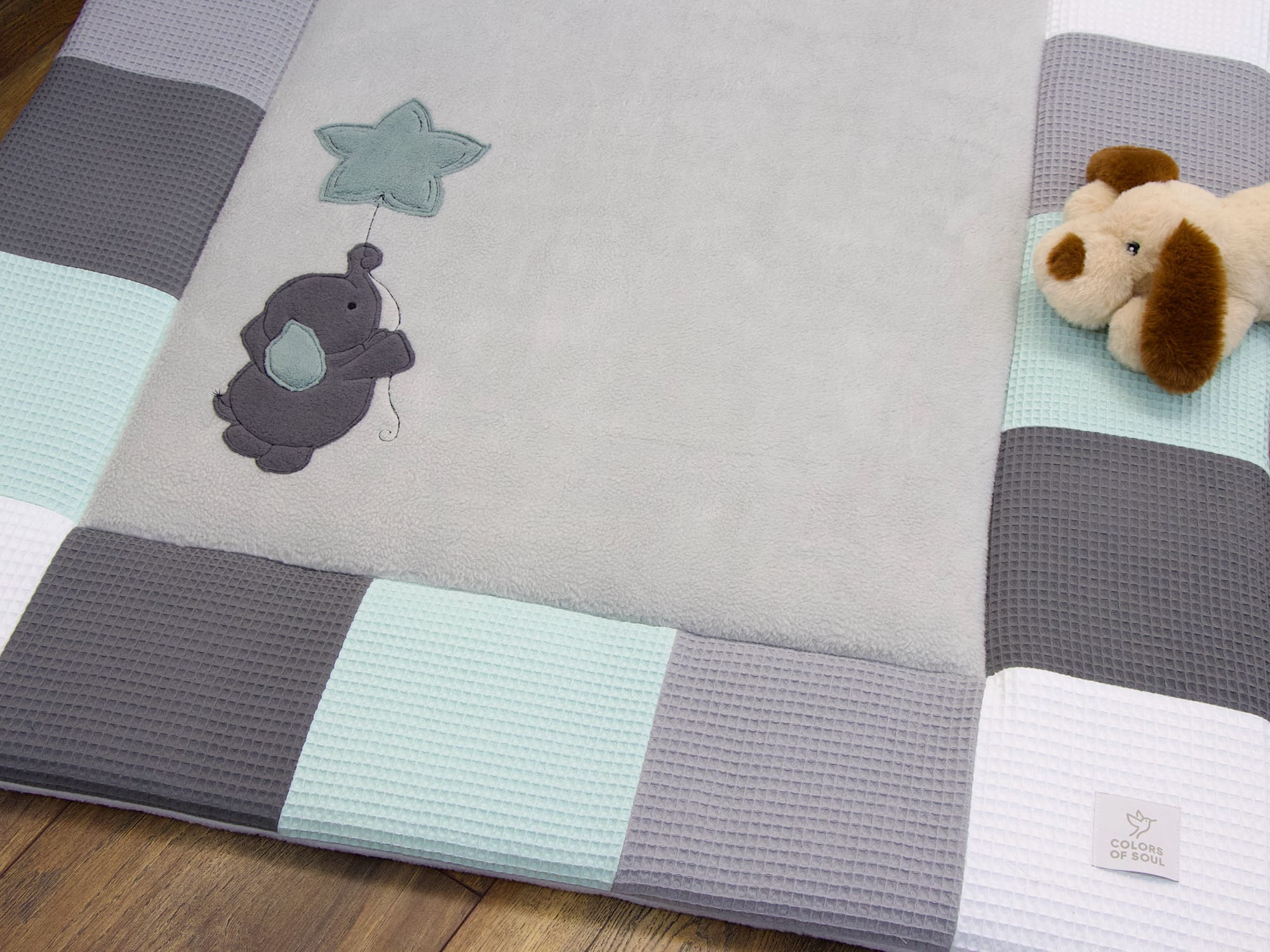 Namensstickerei auf personalisierter Patchwork Krabbeldecke in Hellgrau und Mint