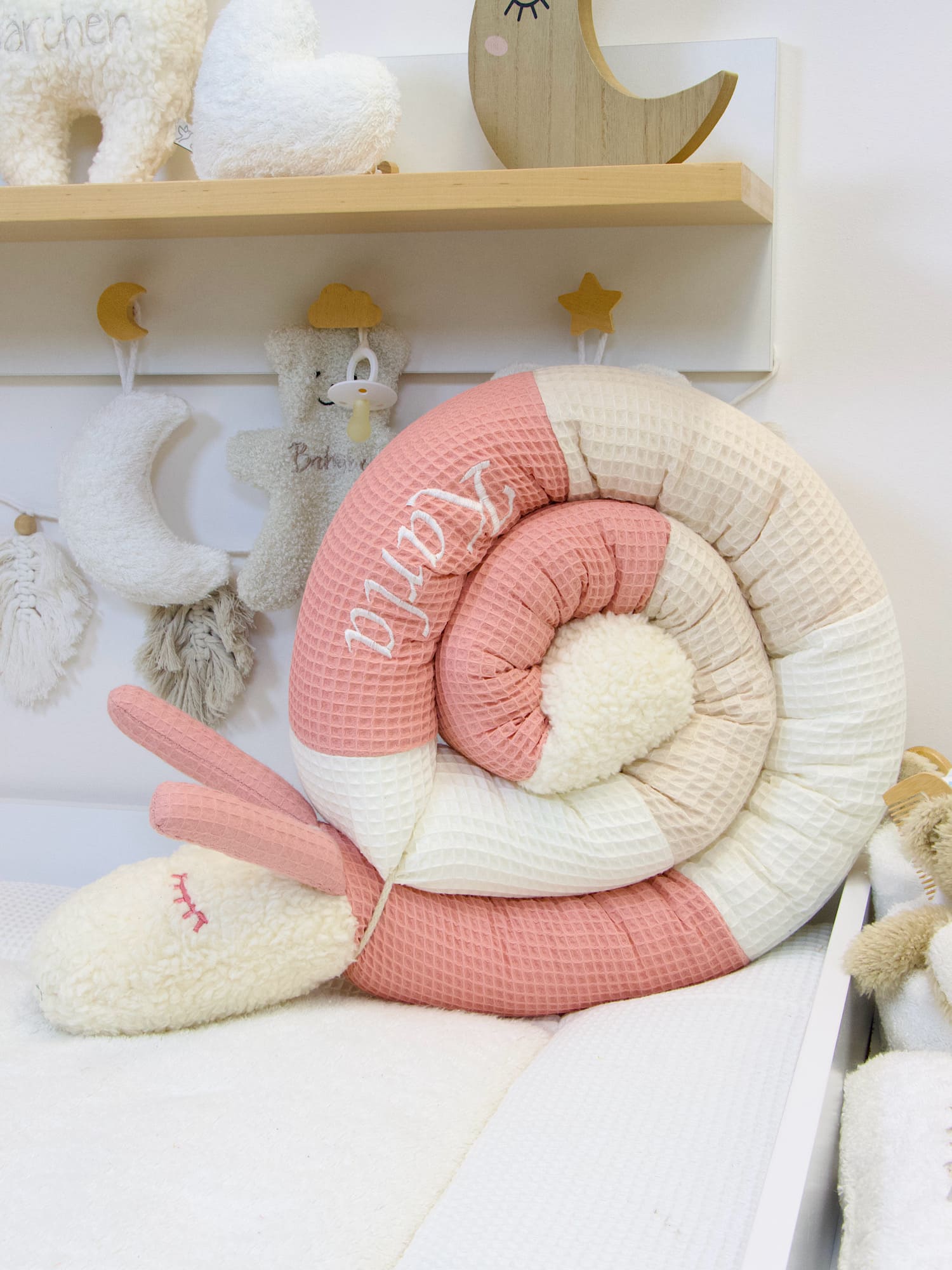 Handgemachte Bettschnecke aus Waffelpique in blush und beige für Babyzimmer