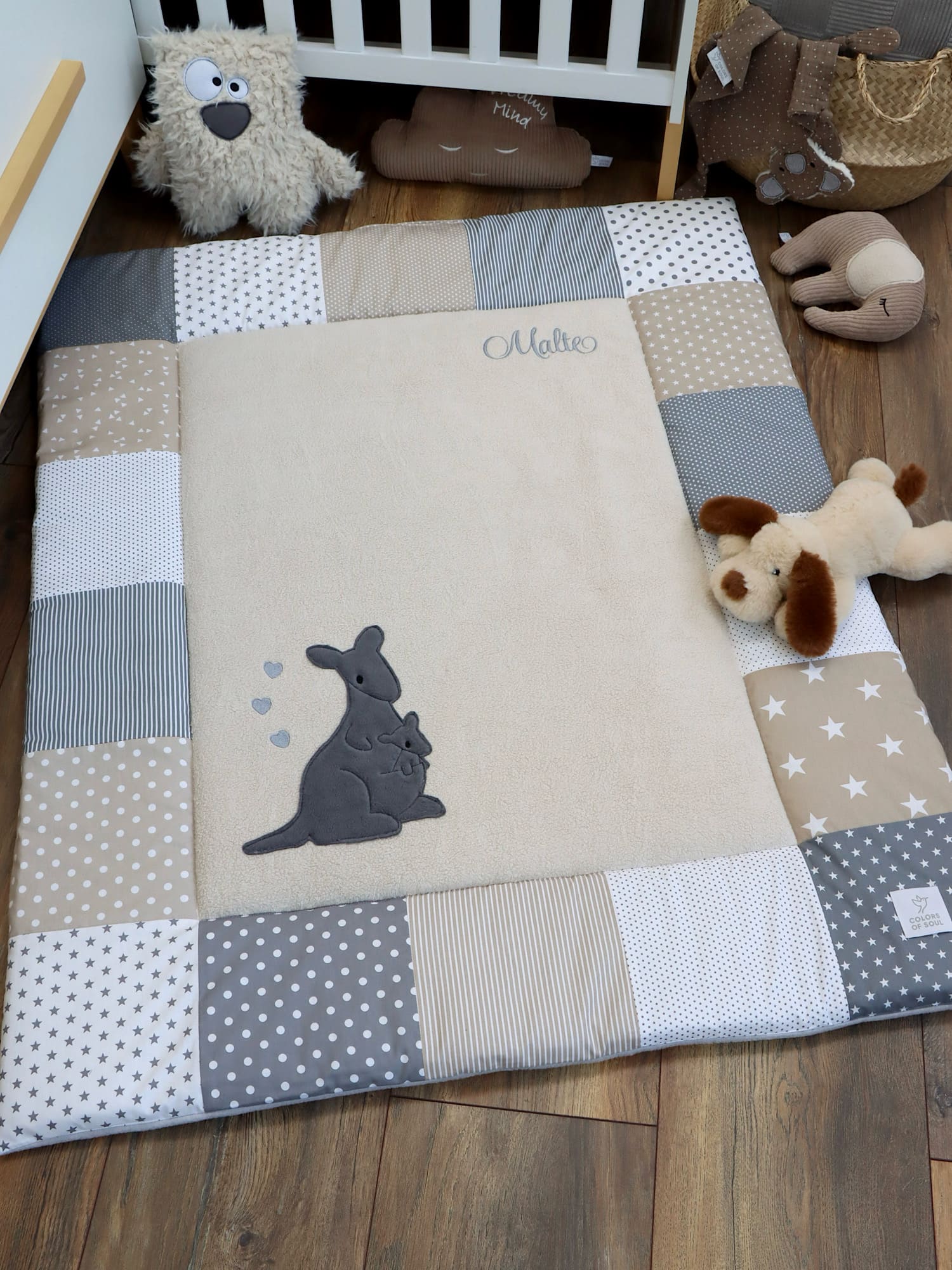 detail känguru motiv babydecke stickerei