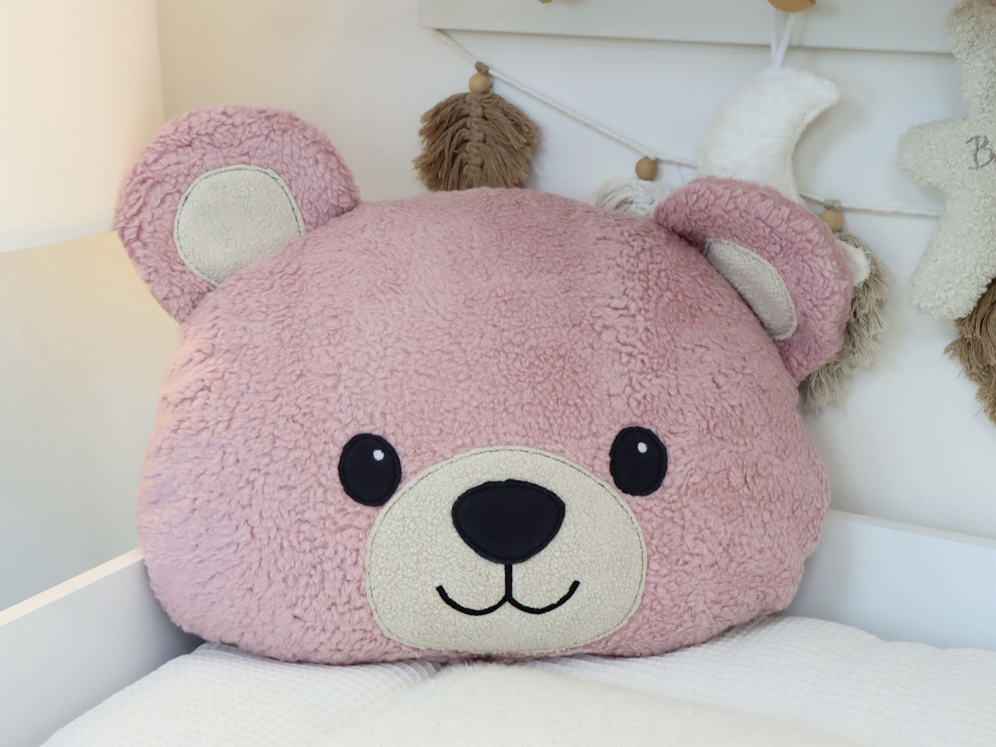 Kinder Kuschelkissen Bär Altrosa aus Teddyplüsch mit niedlicher Bärenkopf Form