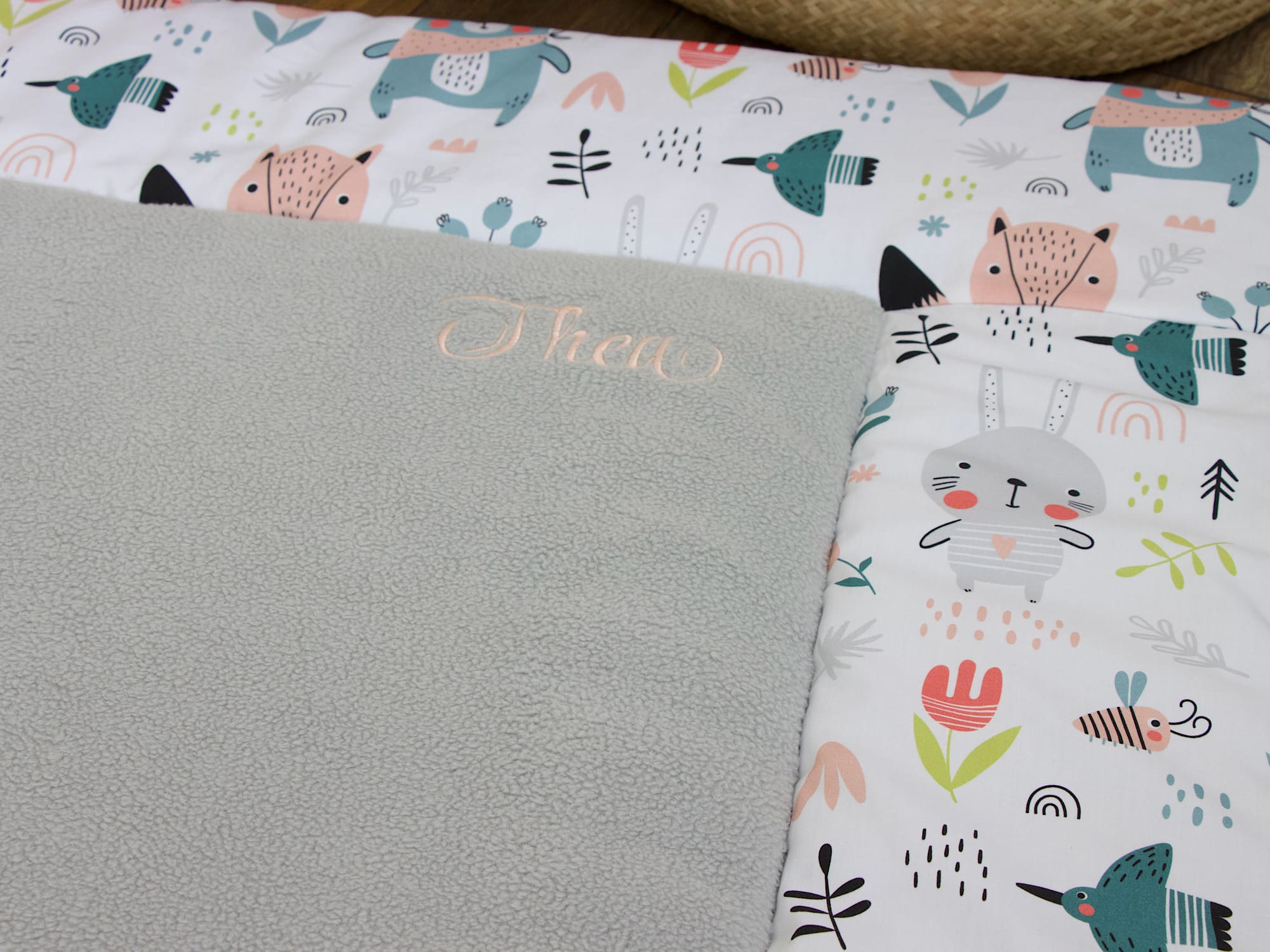 Krabbeldecke personalisiert - pastell Waldtiere / Baumollfleece hellgrau