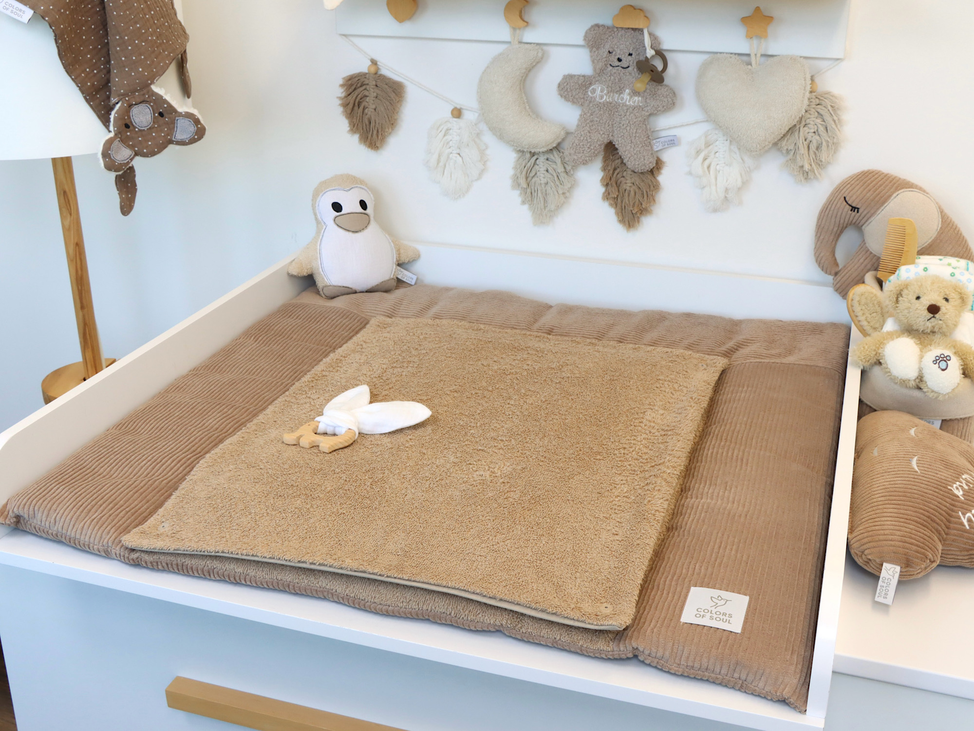 Stilvolle Wickelauflage Dunkelbeige mit Cordstruktur auf dem Wickeltisch