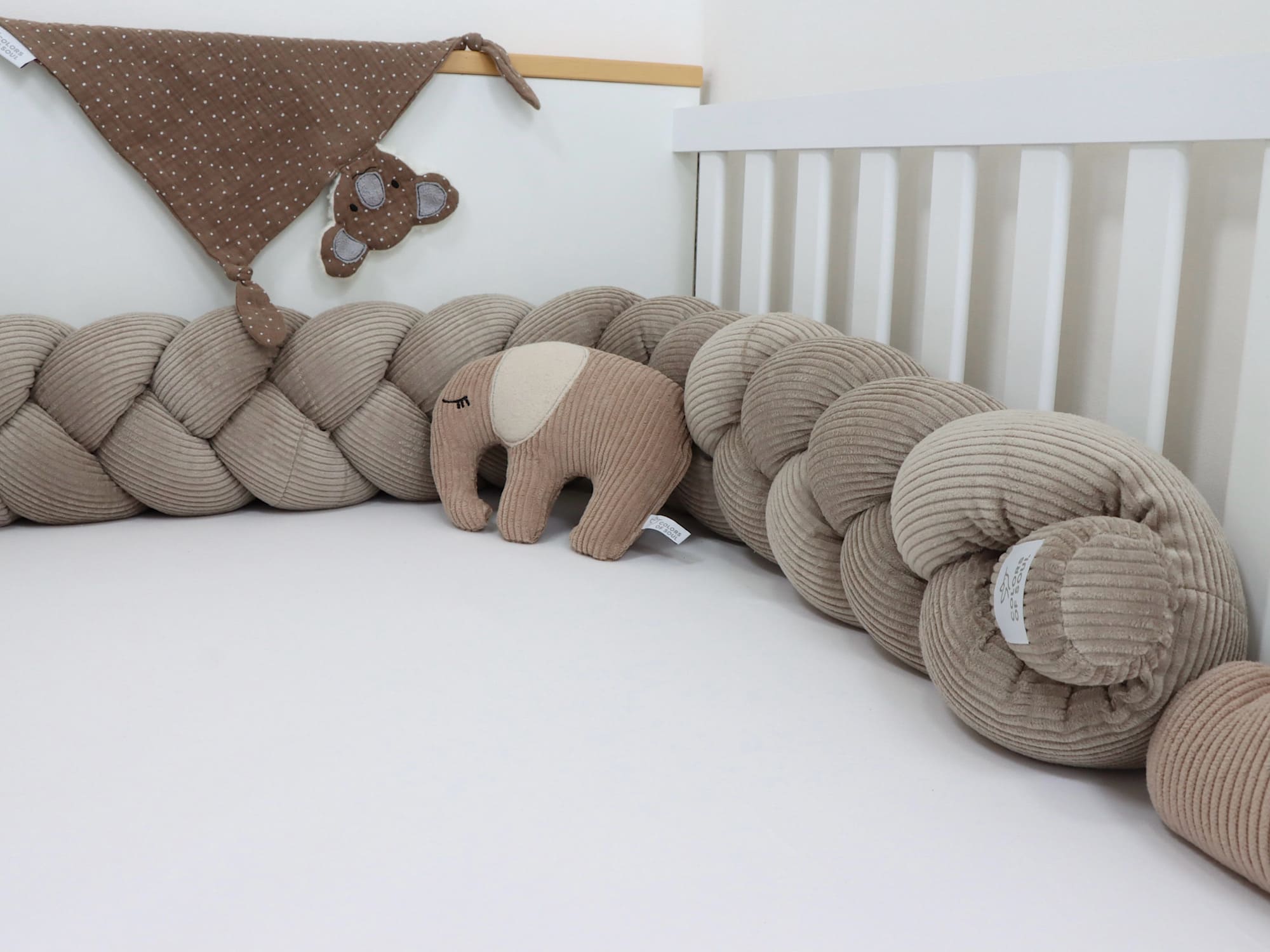 Bettschlange Cord Beige im Kinderbett mit Elefanten-Kissen – natürliche Farbwelt