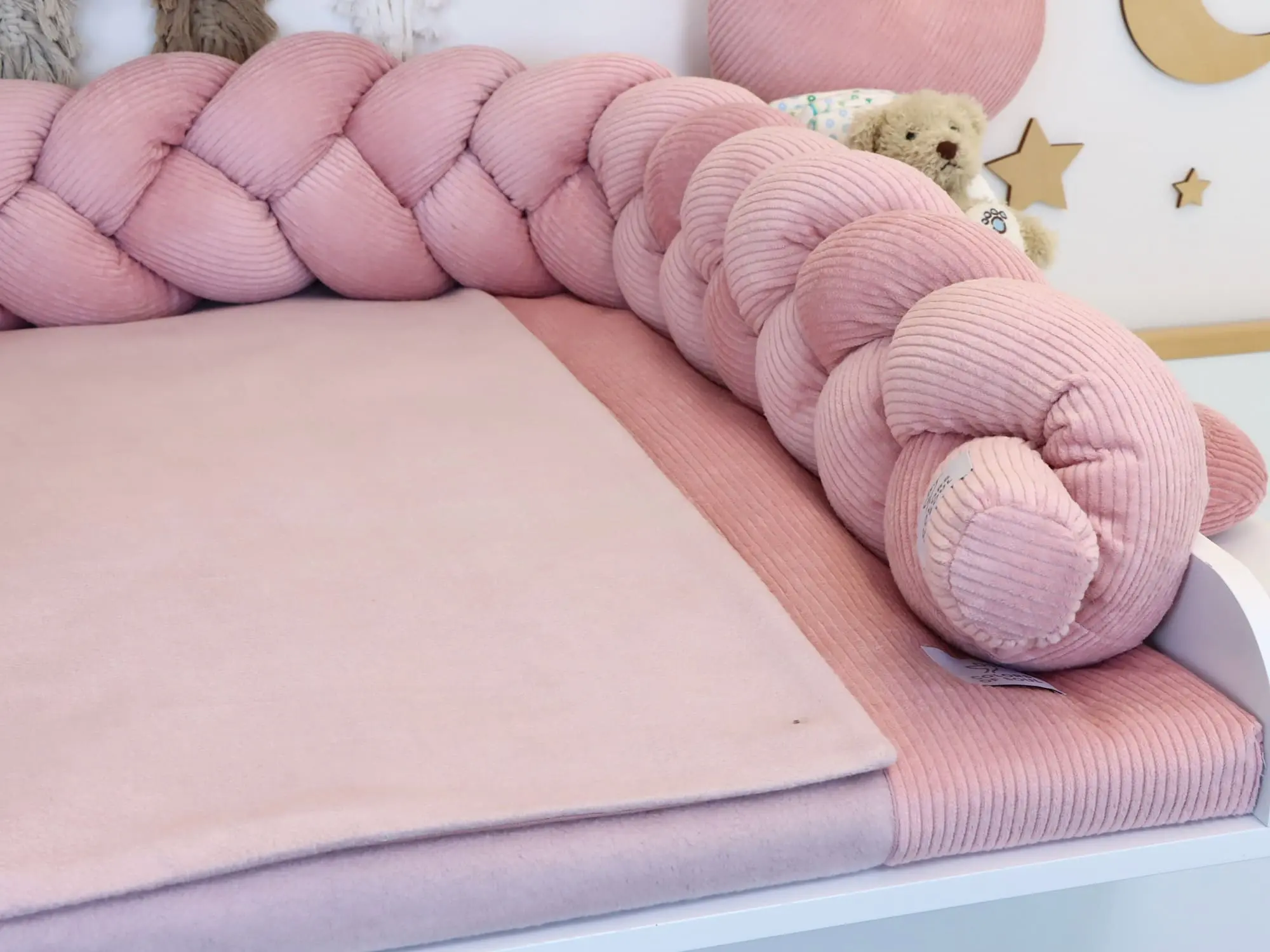 Wickelauflage mit Bezug und geflochtener Bettschlange in Cord Altrosa und Baumwollfleece Altrosa auf weißer Wickelkommode