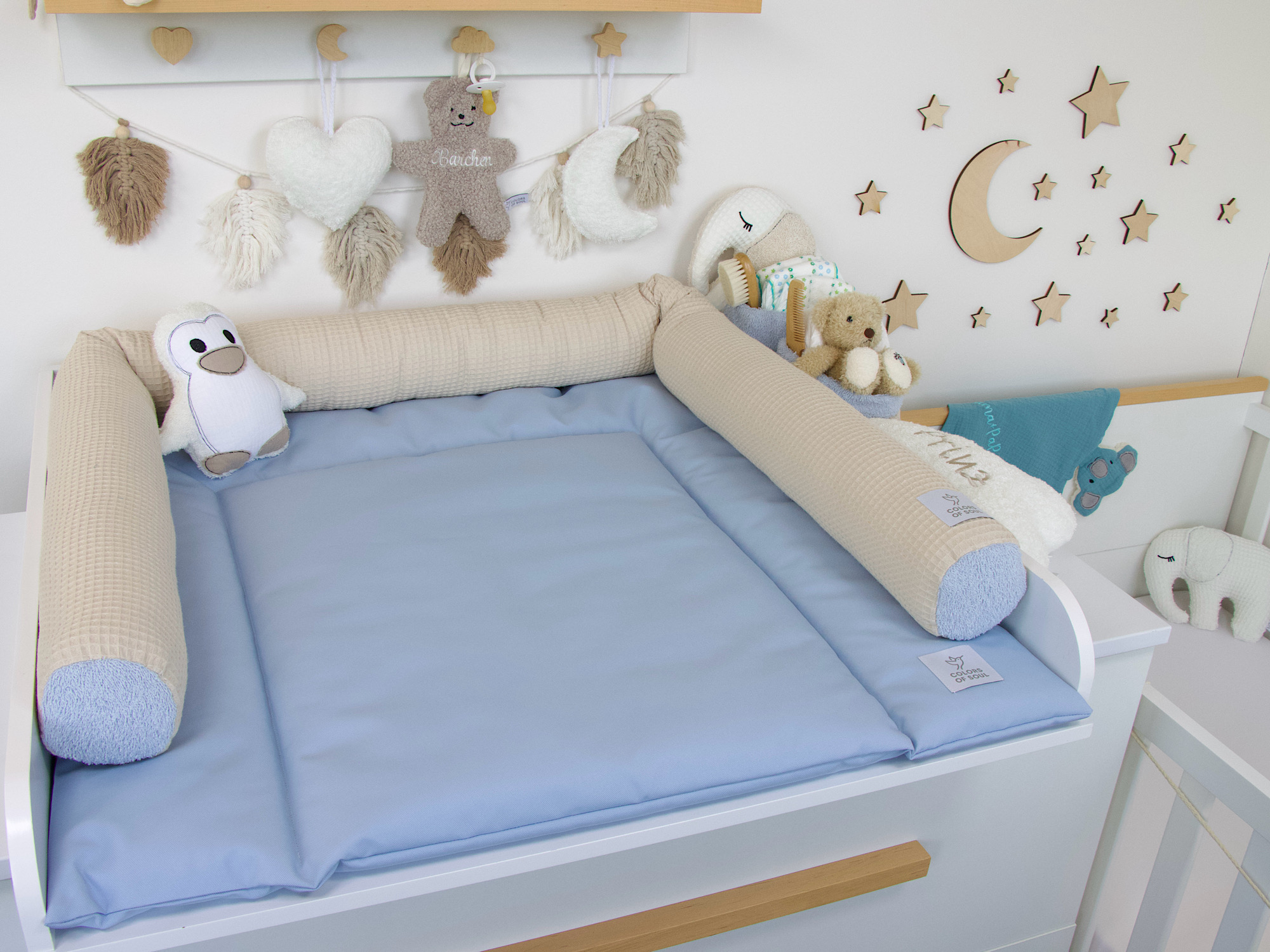 Detailaufnahme der Wickelauflage in Hellblau – wasserabweisender Stoff und strukturierte Bettschlange in Beige und Blau