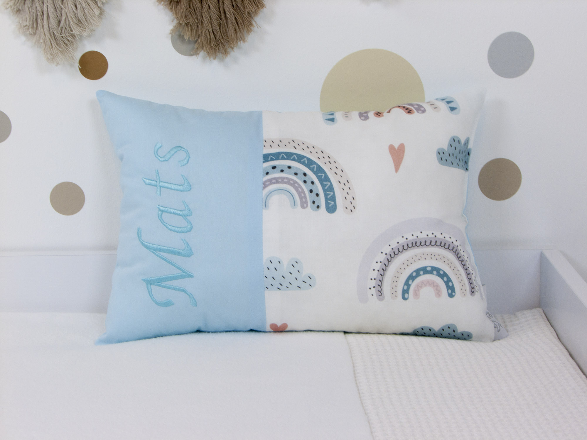 Handgefertigtes Babykissen pastell Regenbogen und Herzen / babyblau