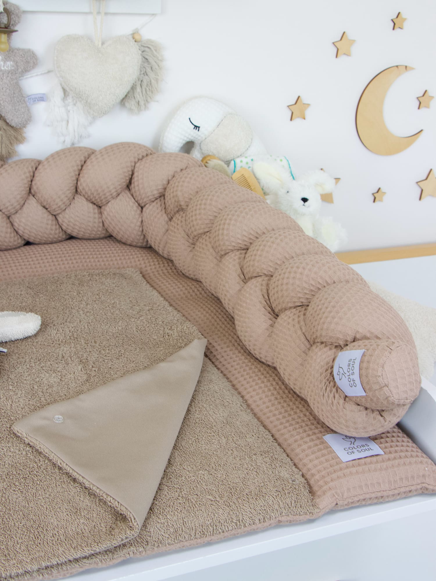 Wickelauflage Set mit Bettschlange Braun – gemütliche Wickelunterlage mit geflochtener Umrandung im Babyzimmer
