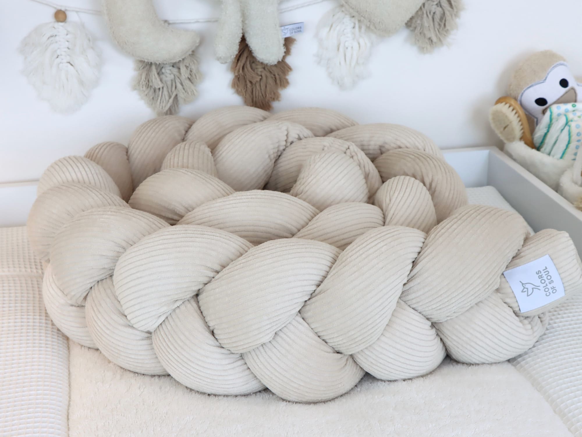 Geflochtene Bettschlange Cord Light Sand im natürlichen Babyzimmer