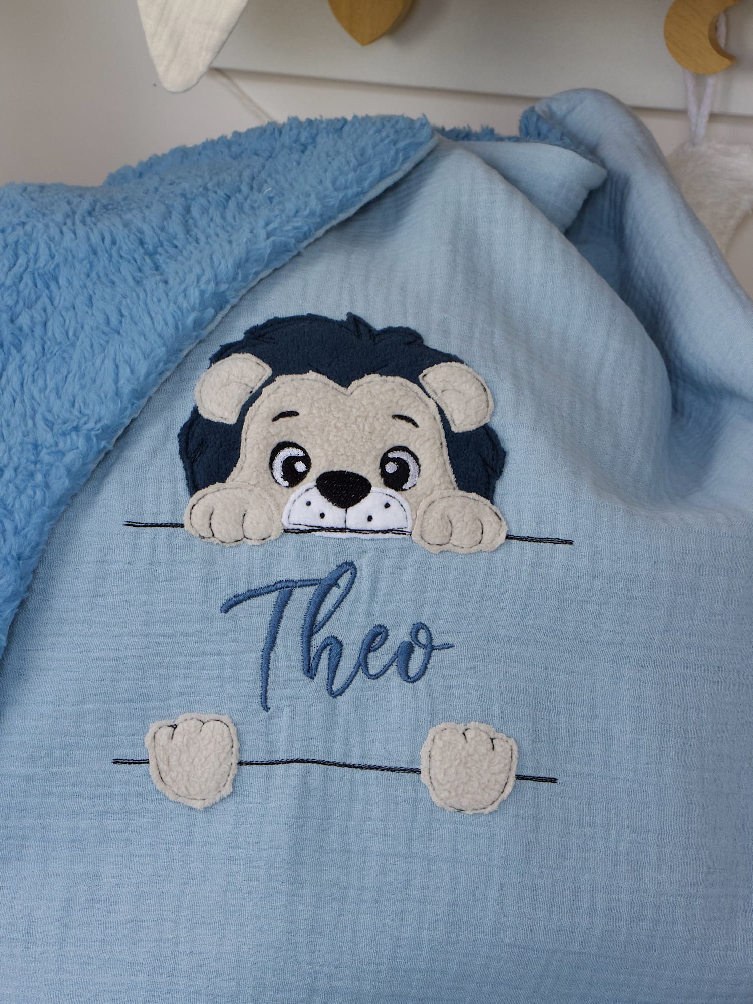 Personalisierte Musselin-Babydecke hellblau mit Löwe und Namen, handgemacht