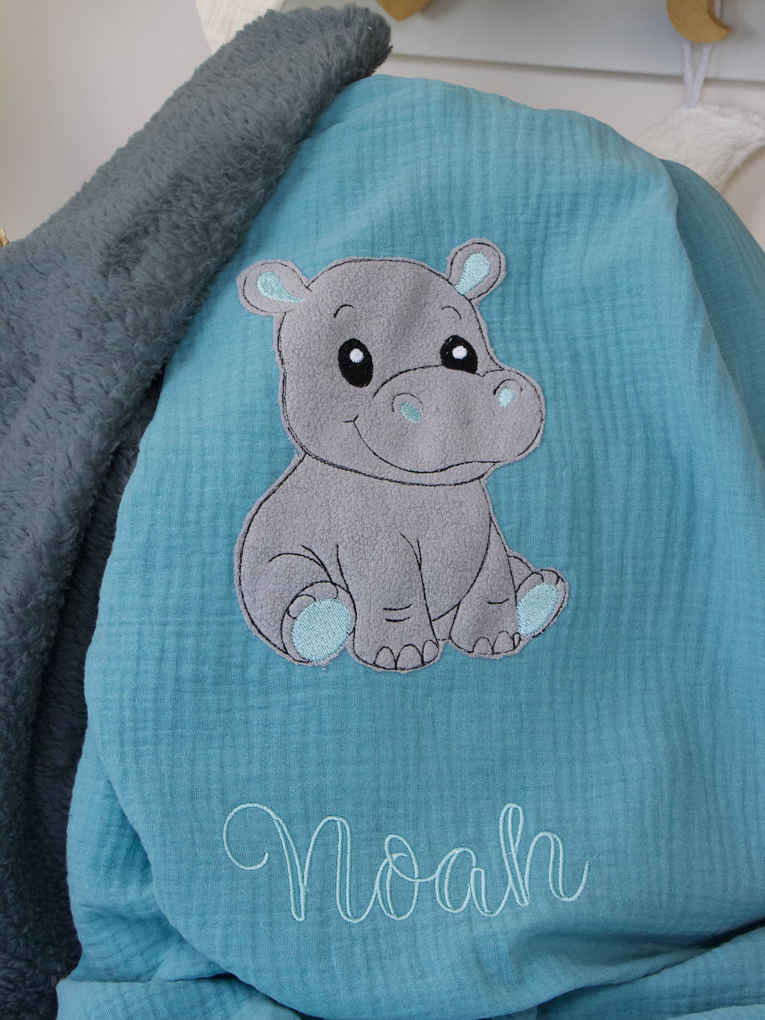 Detailansicht Nilpferd-Applikation aus Baumwollfleece auf Aqua Musselin - liebevoll handgefertigte Babydecke mit süßem Motiv