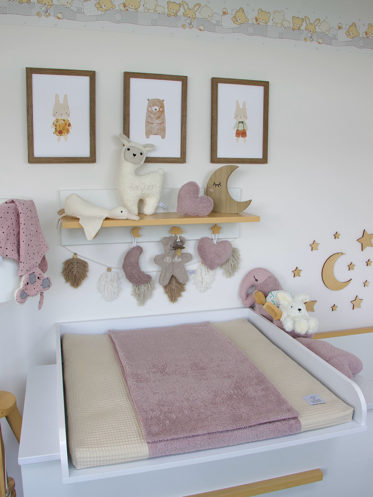 Handgemachte Wickelauflage in Light Sand und Altrosa mit Deko im Babyzimmer
