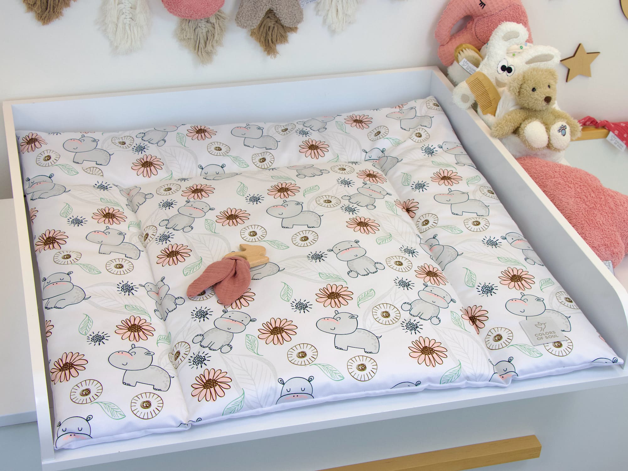 Wickelauflage Niedliche Nilpferde – fröhliches Design mit Blumen und Blättern