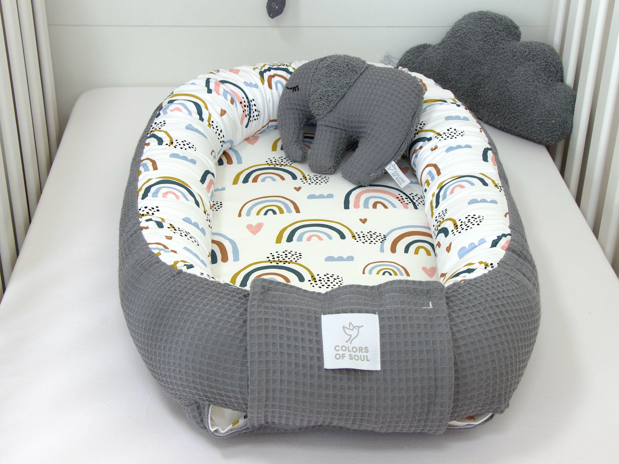 Babynestchen Regenbogen und Herzen / Waffelpique steingrau