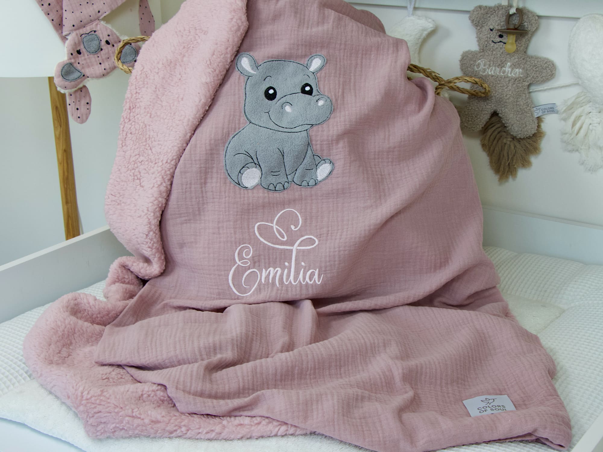 Personalisierte Kuscheldecke in Puderrosa mit Nilpferd-Applikation und Namensstickerei "Emilia", Musselin außen und Teddyplüsch in Altrosa