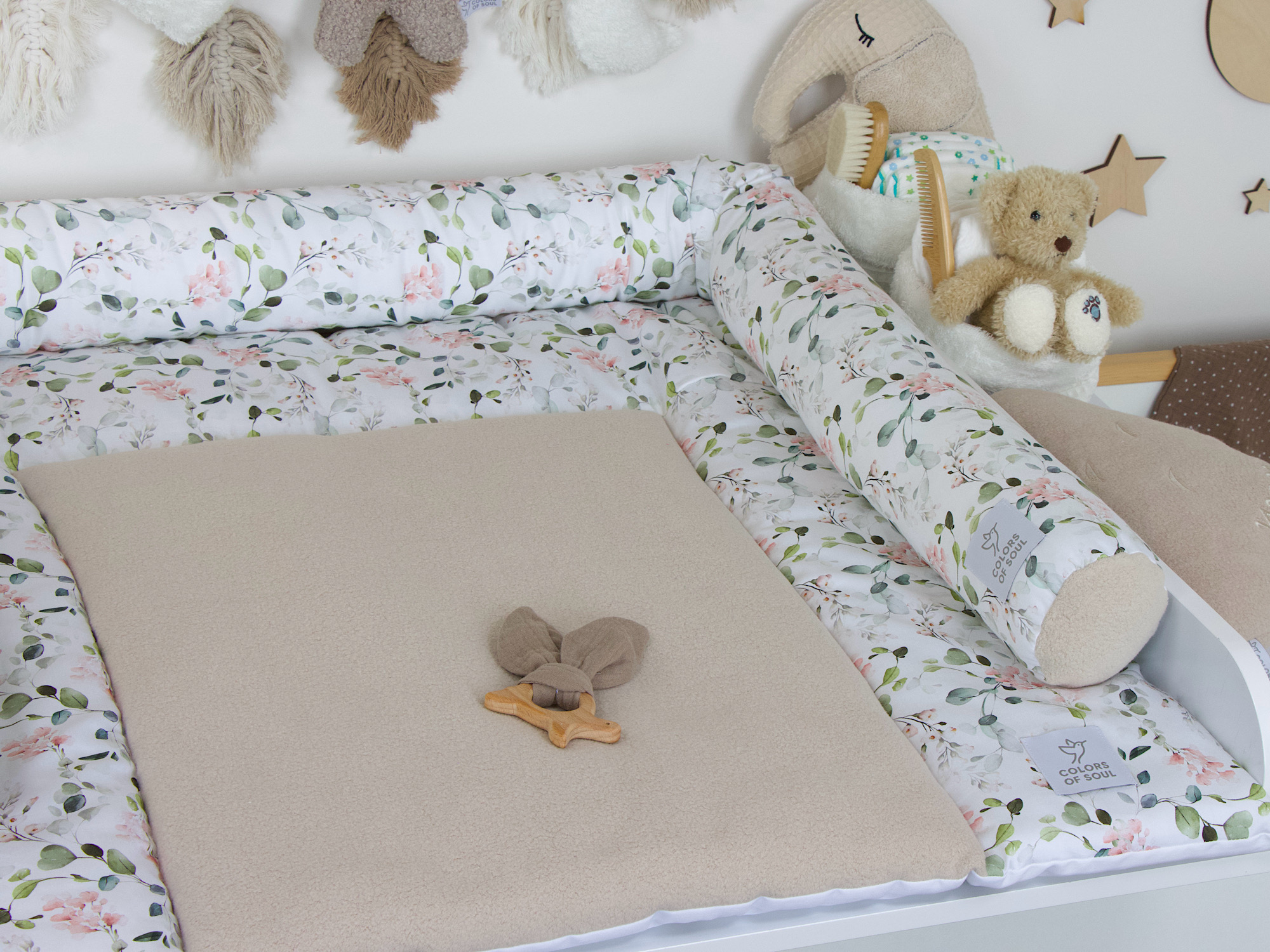 Gartenblumen rosa / Baumwollfleece beige – handgemachtes 2er Set aus Wickelauflage und Bettschlange