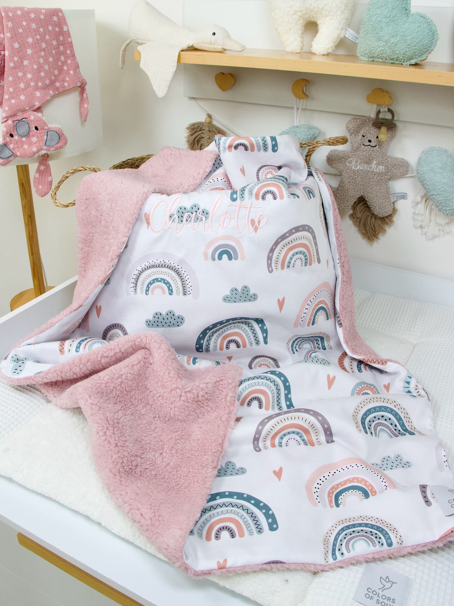 Baby Kuscheldecke mit Namen aus Baumwolle – pastellige Regenbögen und altrosa Teddyplüsch