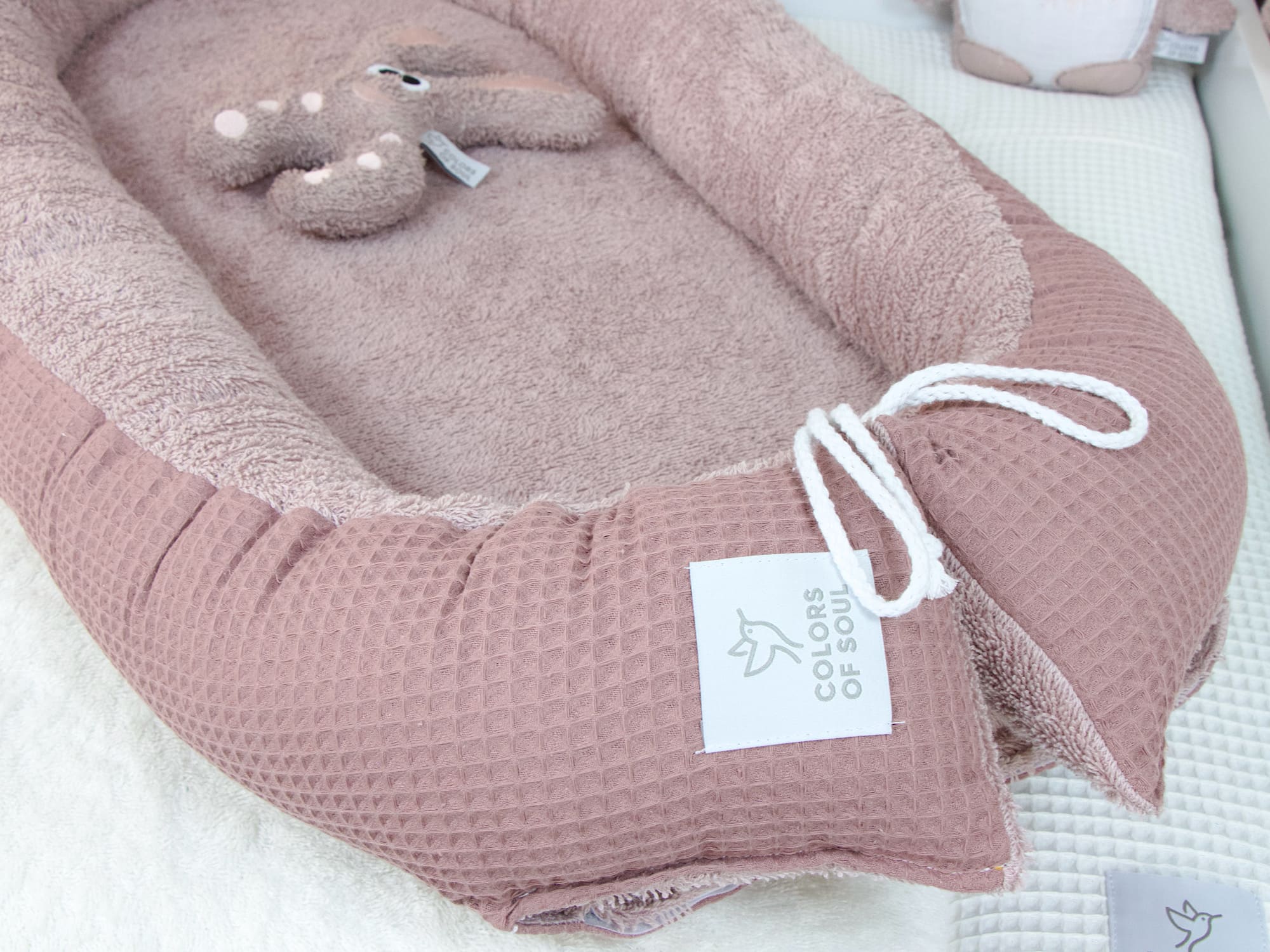 Kuscheliges Babynest in Altmalve mit Häschen-Stofftier – handgemacht für Geborgenheit und Wärme im Babyzimmer