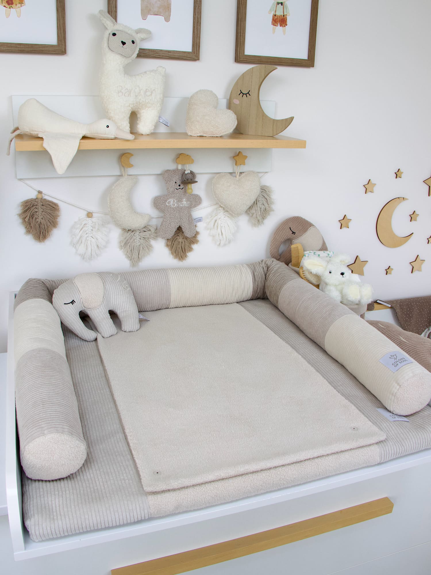 Patchwork Bettschlange aus Cord Hellbeige auf weißer Wickelkommode