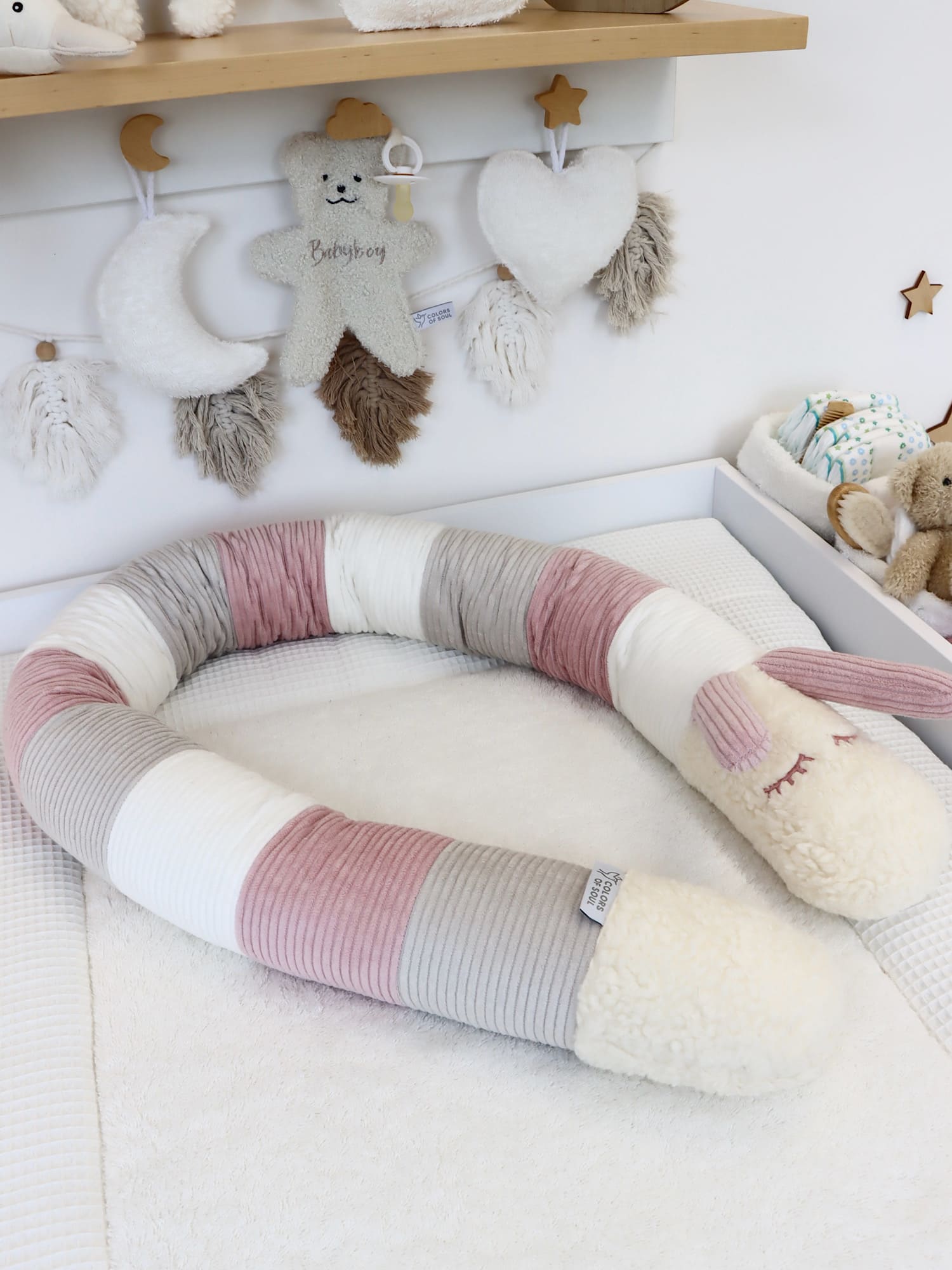 Cord-Bettschlange für Babys – wärmend, weich und handgefertigt in Creme, Altrosa & Hellbeige